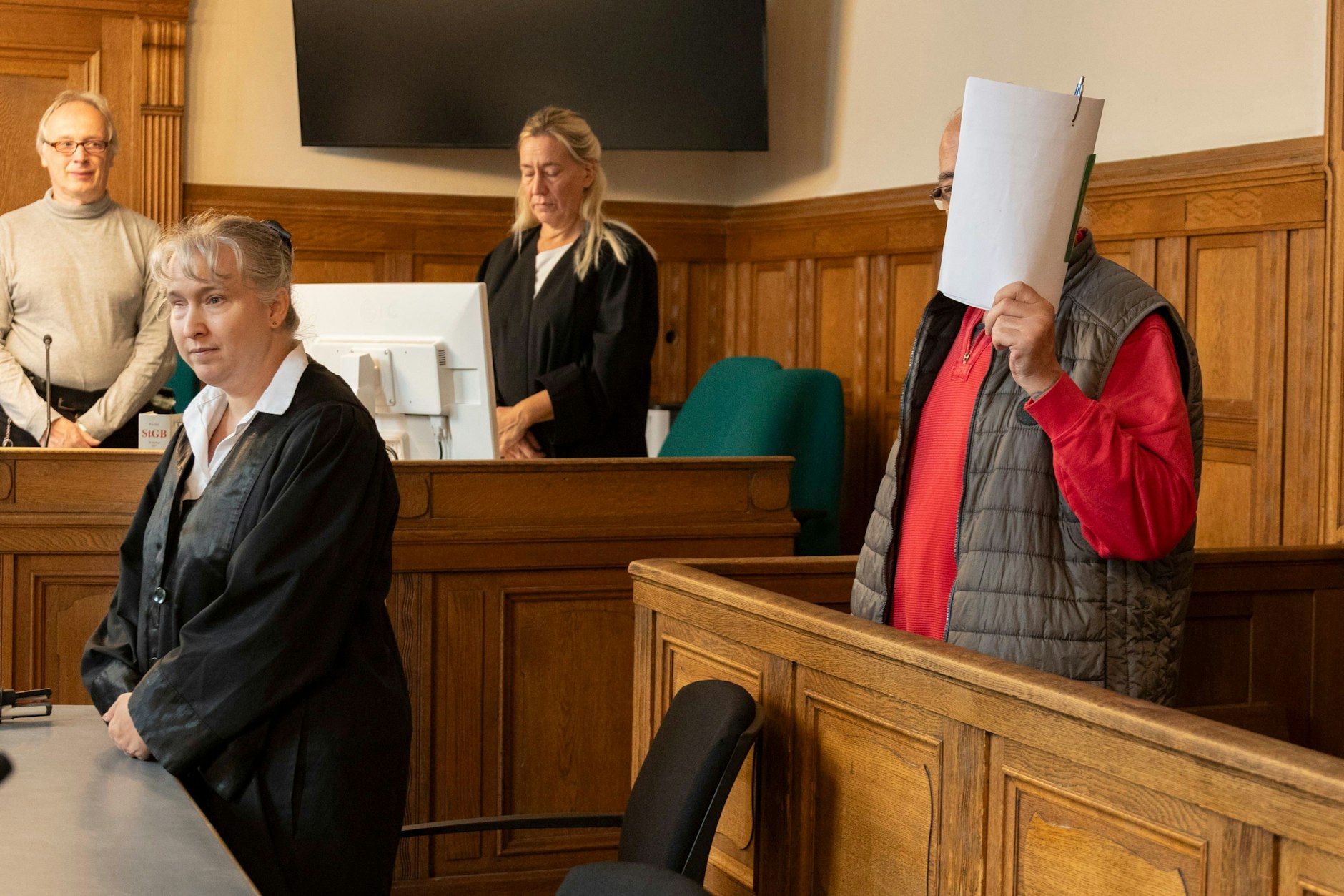 Der Angeklagte Egon G. (66) mit seiner Verteidigerin vor dem Landgericht Berlin. Der Liebesschwindler soll vier Frauen reingelegt haben.