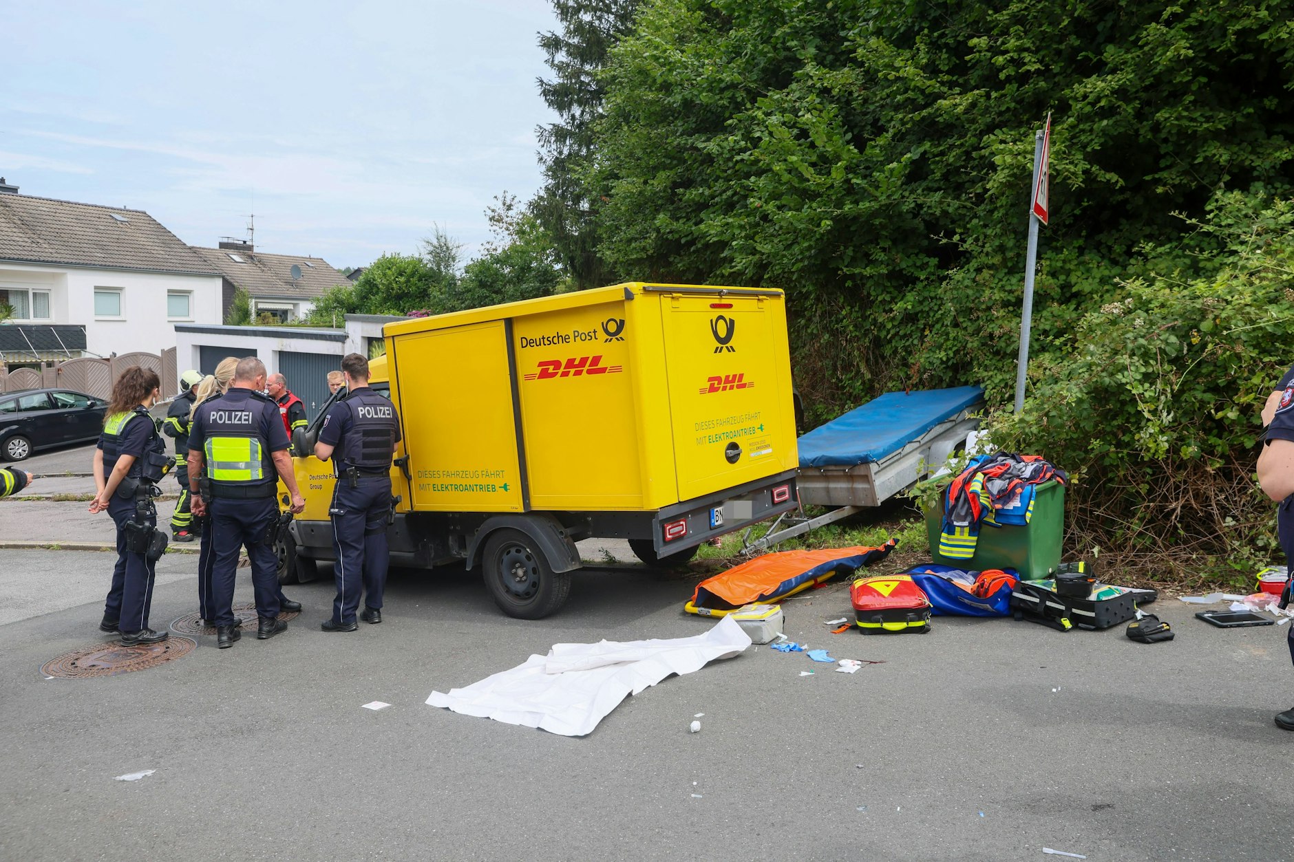 In Wuppertal wurde eine 41-jährige Postbotin von ihrem eigenen Fahrzeug zerquetscht.