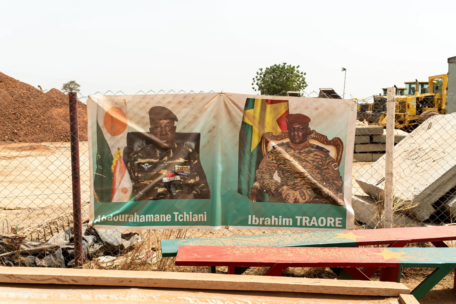 05.03.2024: Ein Plakat am Straßenrand in Ouagadougou zeigt den burkinischen Interimsstaatschef Ibrahim Traoré und Nigers selbsternannten Staatschef Abdourahamane Tchiani.