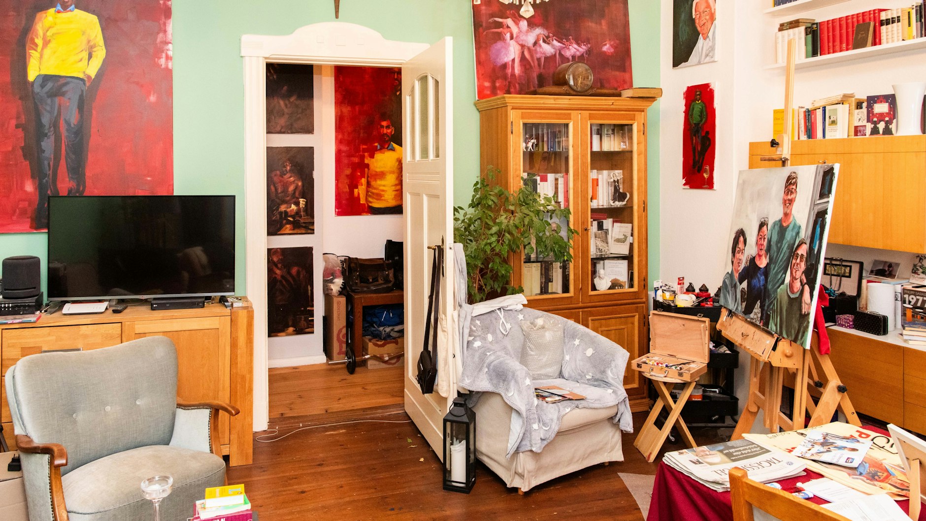 Nach dem Achtstundentag beim Frisör-Salon malt Mersud Selman nach Feierabend beeindruckende Portäts. 