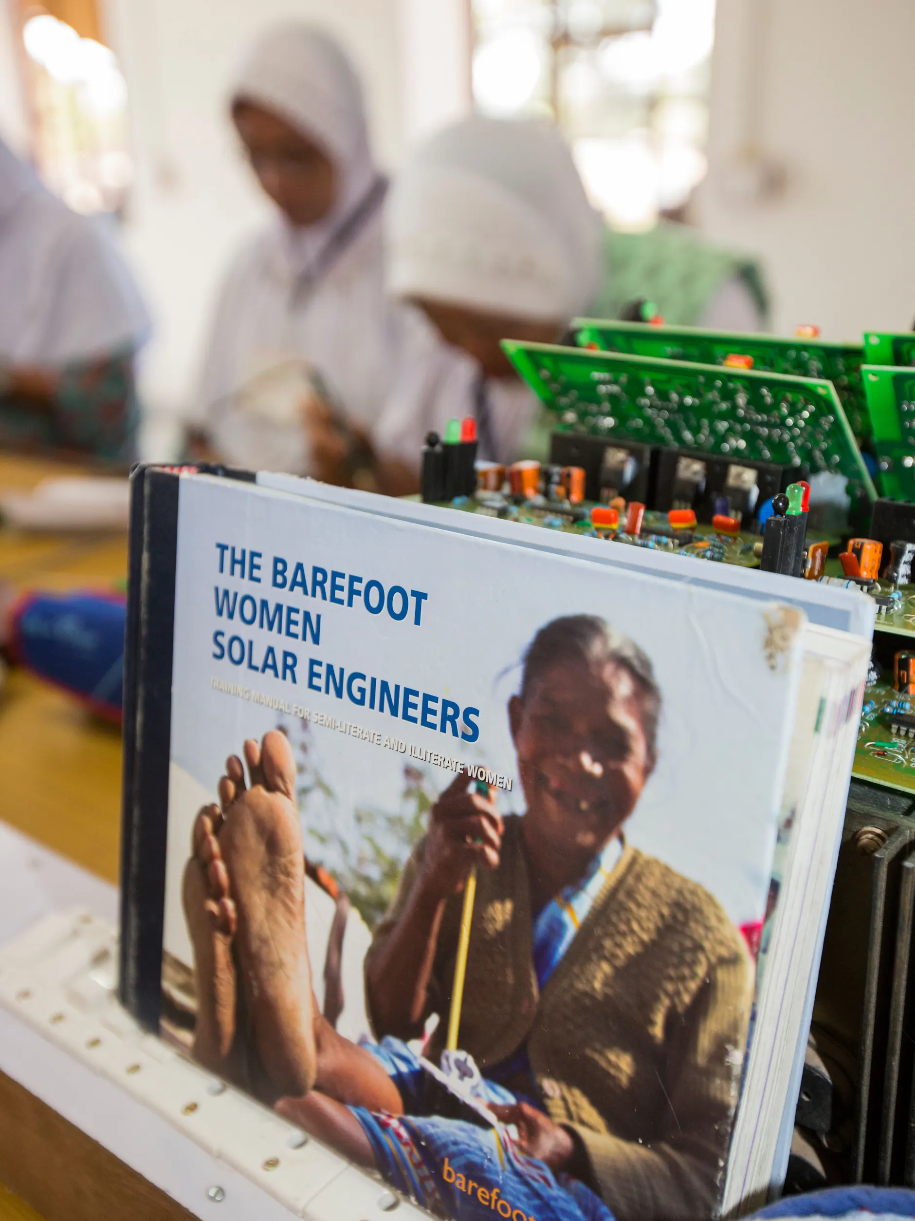 Frauen lernen im Barefoot College in Rajasthan, Solarlaternen herzustellen, um ihre Gemeinschaften mit erneuerbarer Energie zu versorgen.
