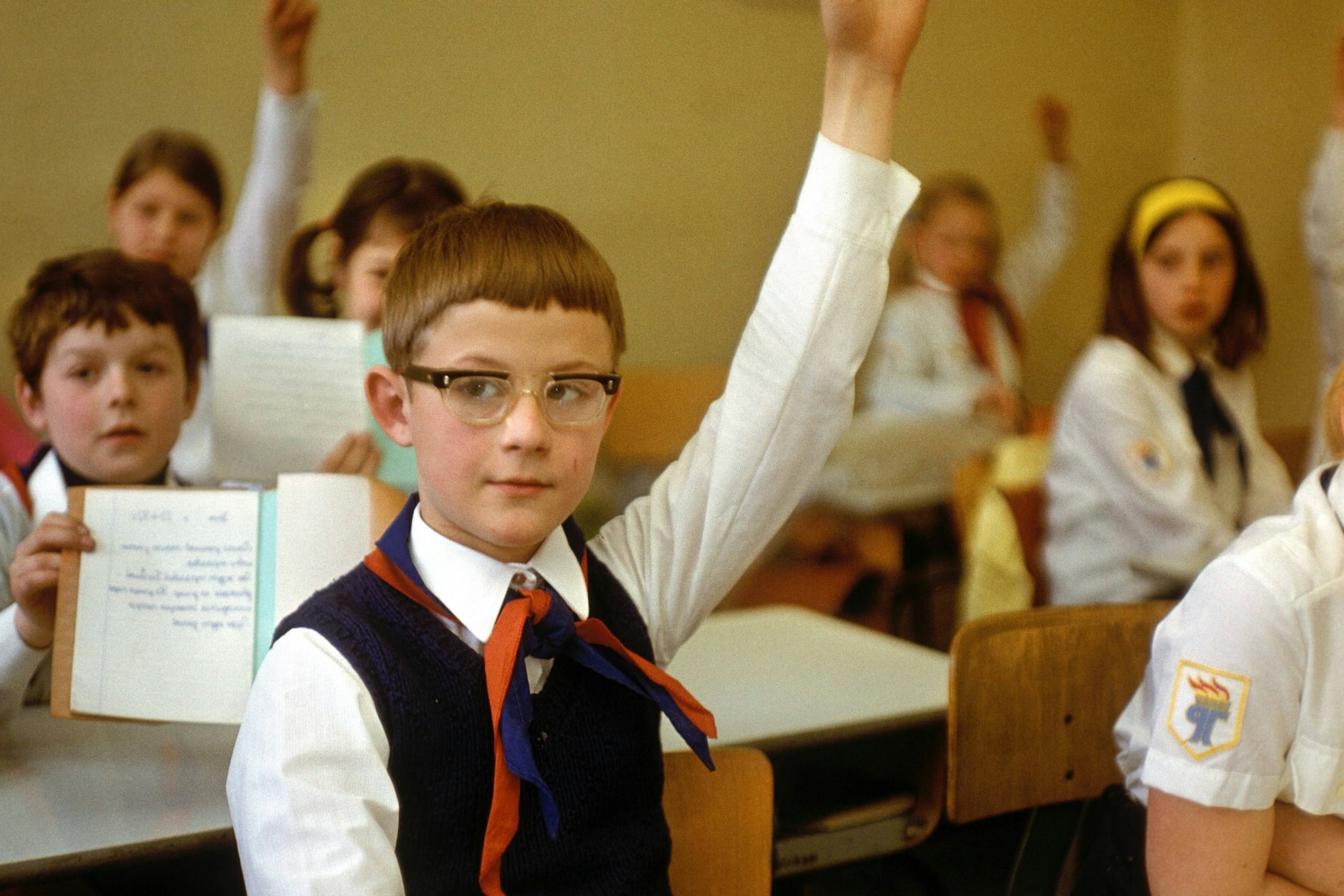 Zurück in die DDR: Junge Pioniere machen eifrig im Schulunterricht mit.