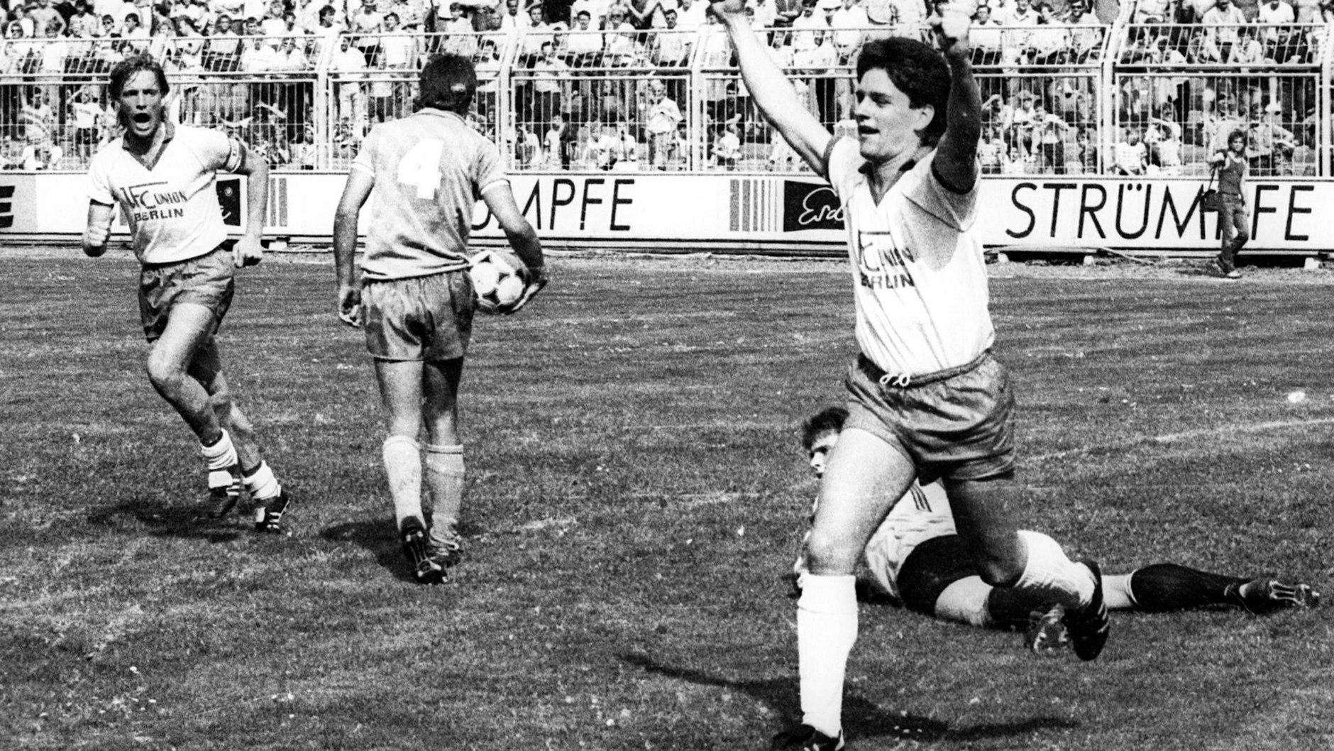 Am 28. Mai 1988: Michael Weinrich (re.) vom 1. FC Union bejubelt das 2:2 im Spiel gegen den FC Karl-Marx-Stadt, Olaf Seier (li.) unterstützt ihn lautstark. An Ende gewann Union das Spiel in Karl-Marx-Stadt mit 2:3. Am Ende gewann Union 7 von 26 Spielen der Saison und wurde 11. in der Tabelle.