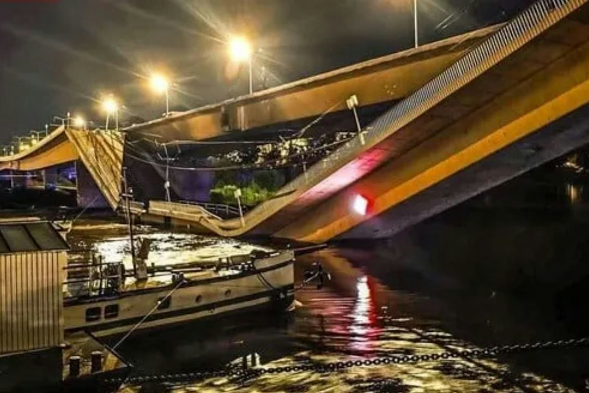 Teile der Carolabrücke stürzten in der Nacht ein.