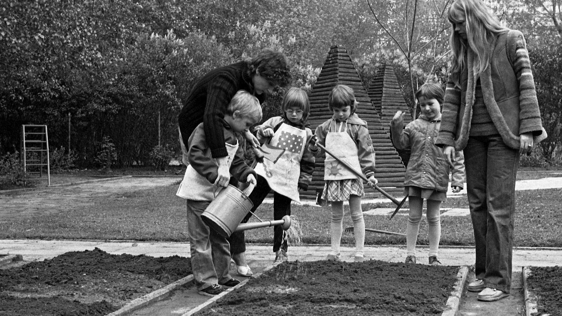 Bei der Gartenarbeit im DDR-Schulgarten: Wie viel Quadratmeter müssen heute umgegraben werden?