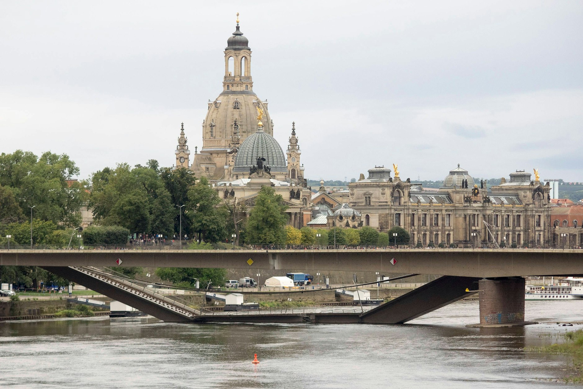 Die Trümmer der eingestürzten Carolabrücke in Dresden könnten wie ein Staudamm wirken.&nbsp;