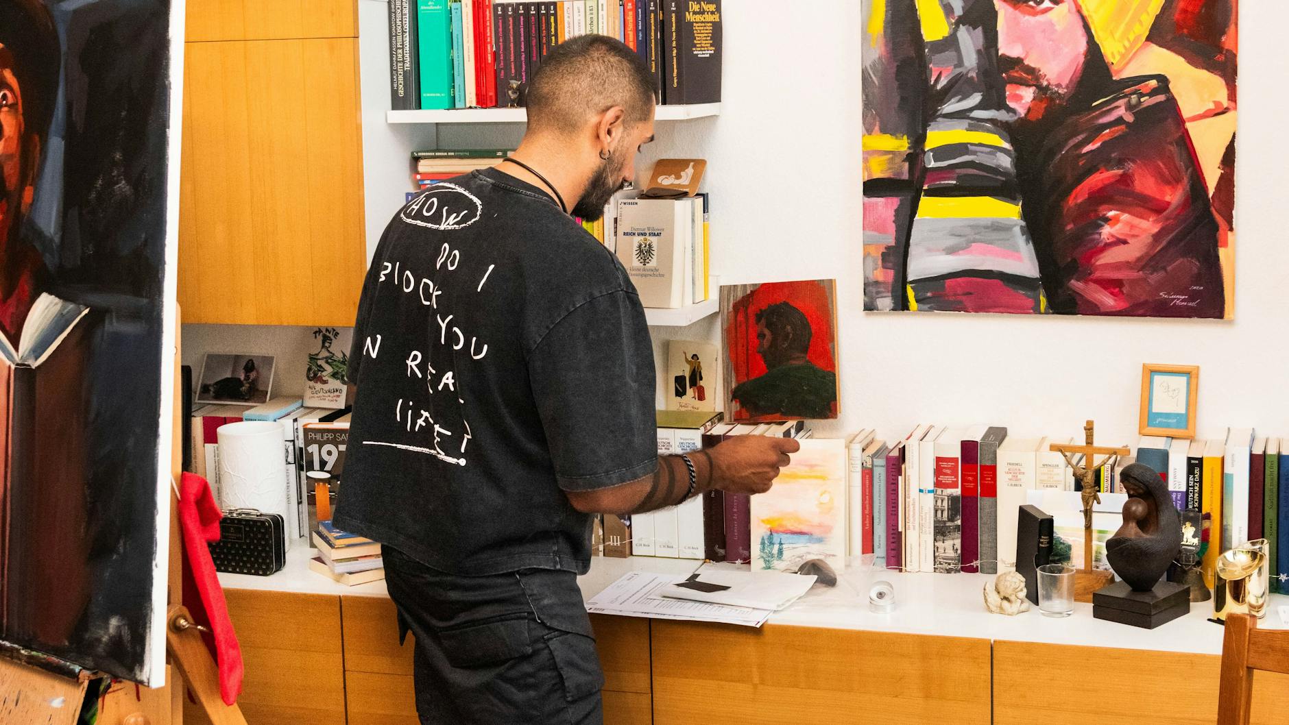 Bücher und Bilder, Mersud Selman lebt und arbeitet in Berlin und ist auf der Suche nach einem bezahlbaren Atelier. 