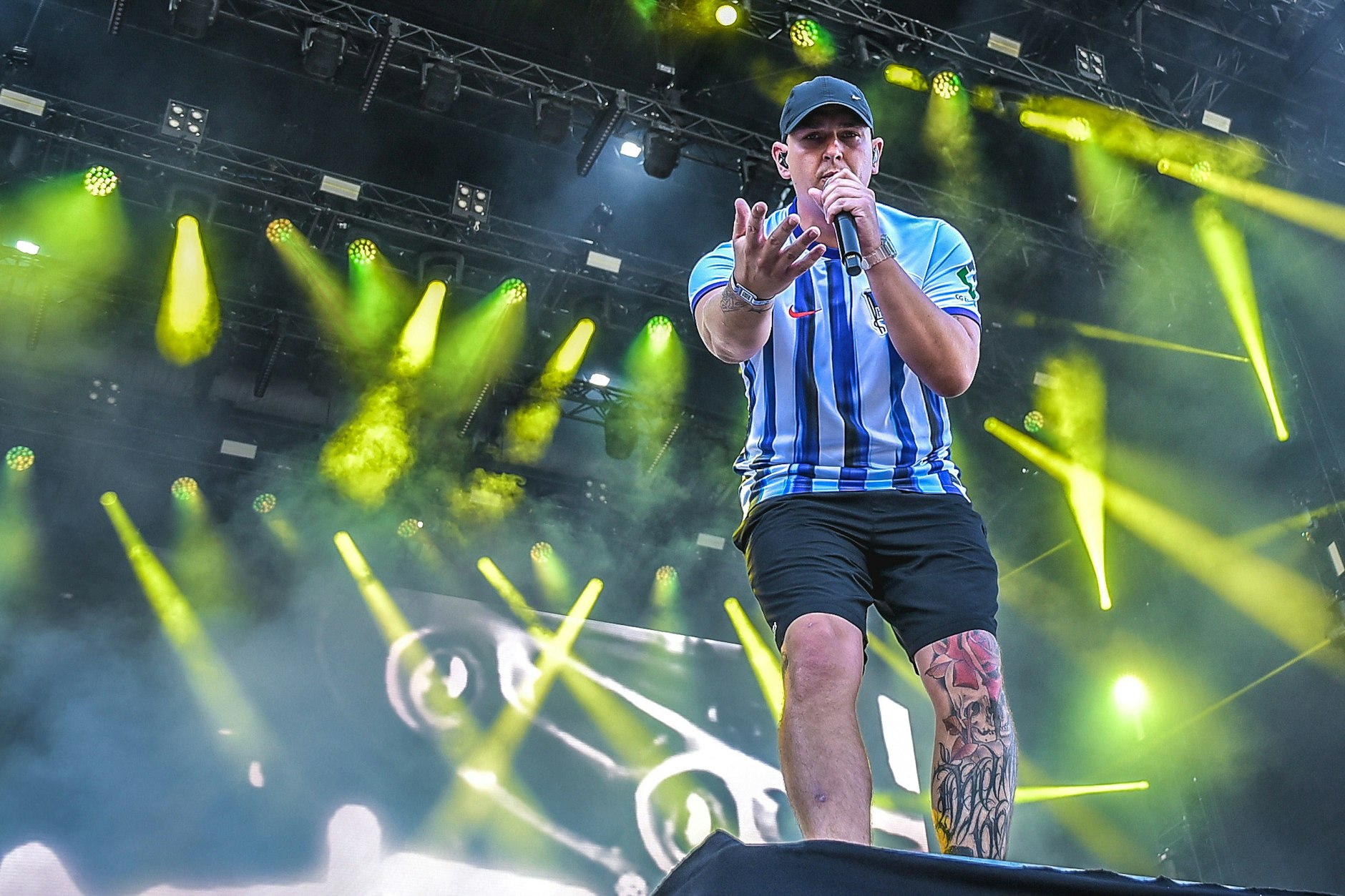 Der Berliner Rapper Luvre47 heizte dem Publikum auf dem Lollapalooza im Trikot von Hertha BSC ein. Die Bühne stand zum Schutz des Rasens vor der Ostkurve.
