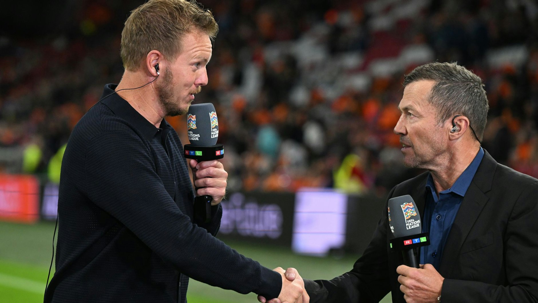Julian Nagelsmann (l.) und Lothar Matthäus geben sich die Hand.