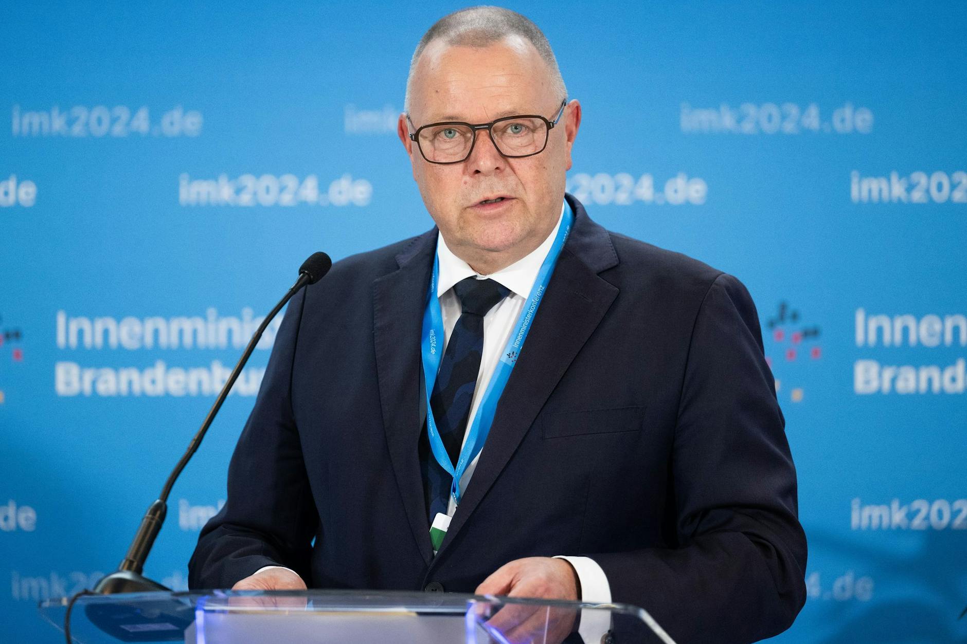 „Vereine, die sich gegen die verfassungsmäßige Ordnung richten, können wir nicht tolerieren“, sagte Minister Michael Stübgen (CDU).
