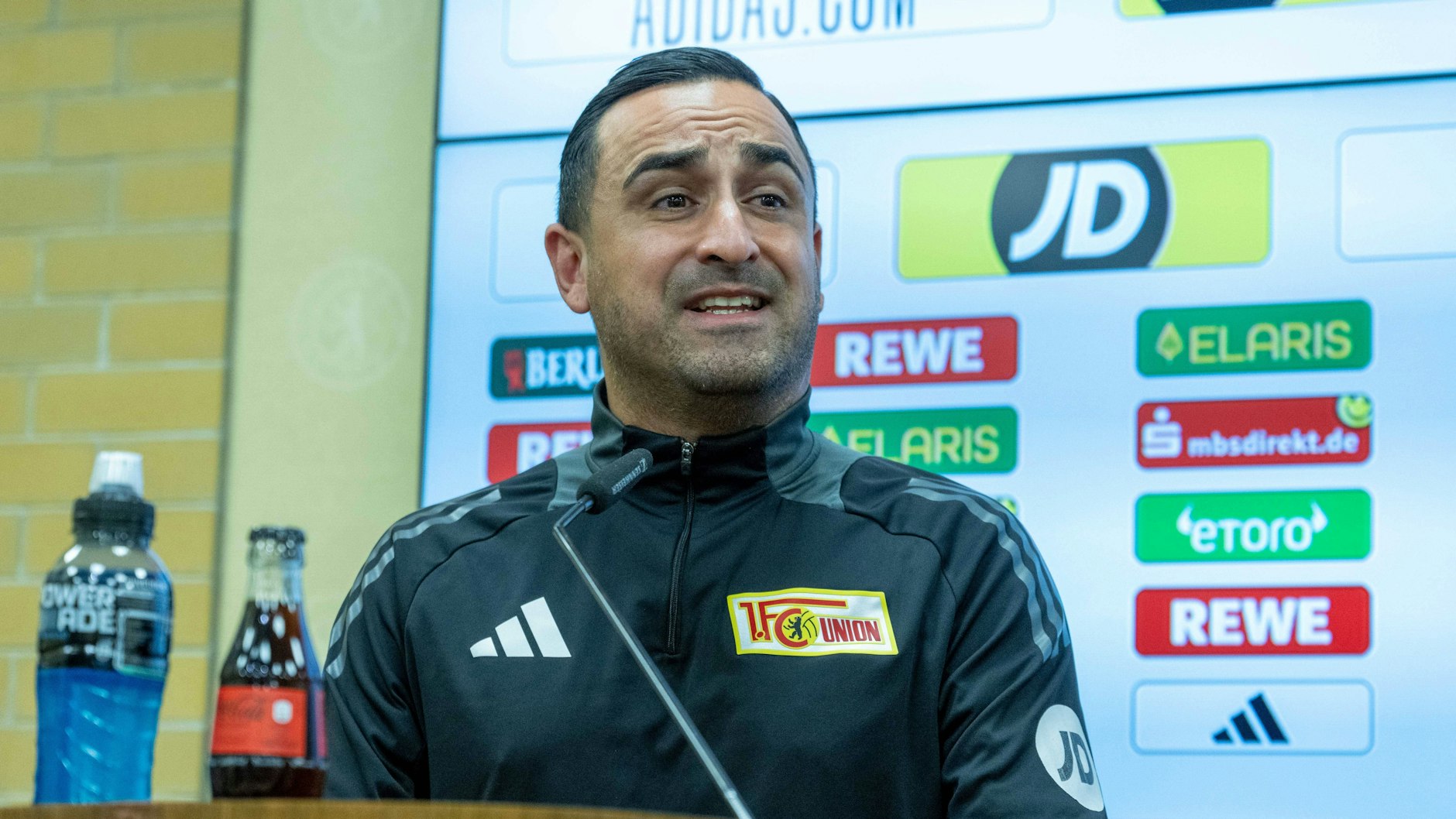 Unions Co-Trainer Babak Keyhanfar zieht die Stirn in Falten.