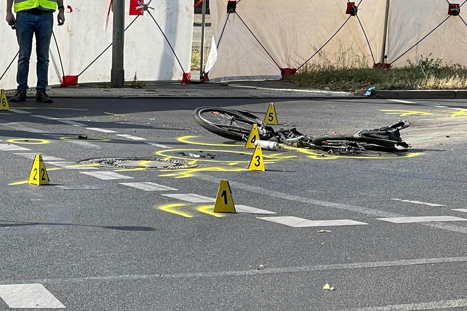 An der Kreuzung Gotthardstraße / Teichstraße kommt es zu dem folgenschweren Zusammenstoß. Der Lkw überrollt Matthias zweimal. 