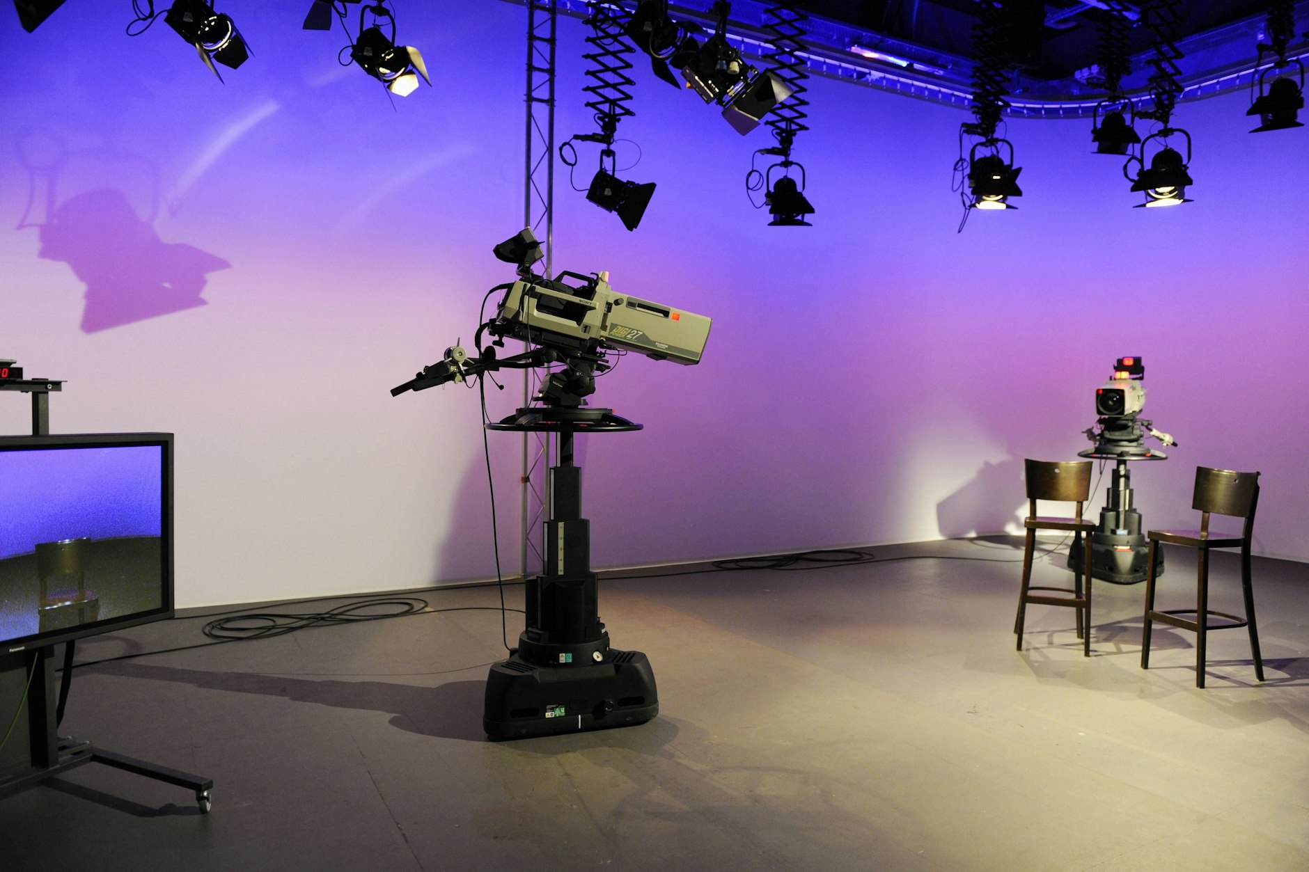 In einem Fernsehstudio des Mitteldeutschen Rundfunks sind Kameras aufgebaut.