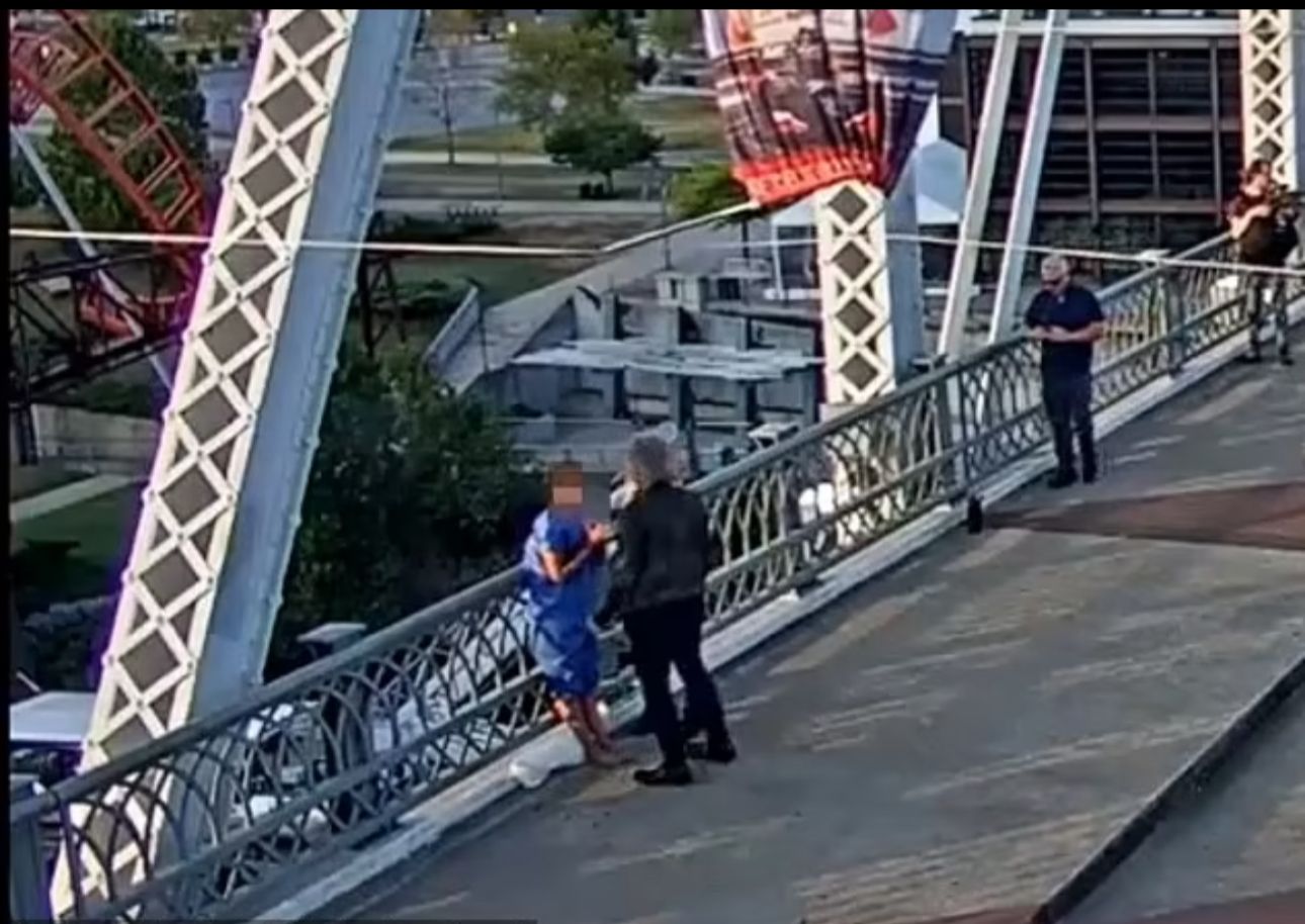 Image - Hier rettet Jon Bon Jovi eine lebensmüde Frau vor Sprung in den Tod