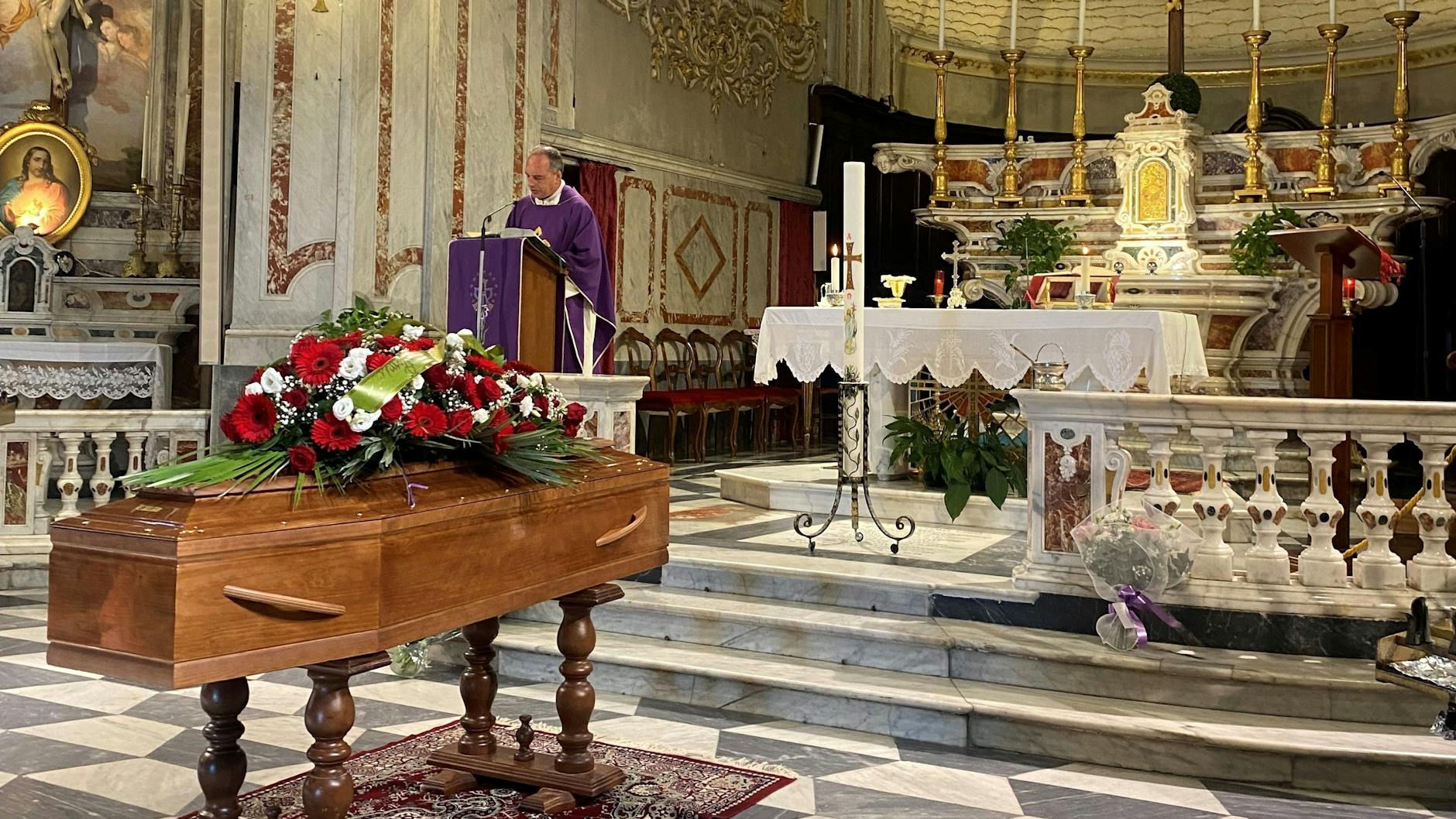 Der aufgebahrte Sarg während der Trauerfeier für Celestina Casapietra in Italien