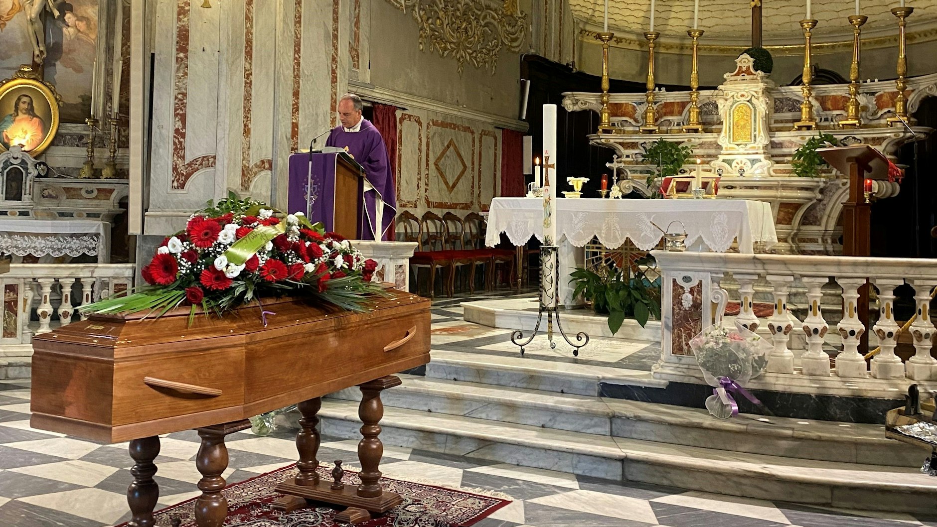 Der aufgebahrte Sarg während der Trauerfeier für Celestina Casapietra in Italien