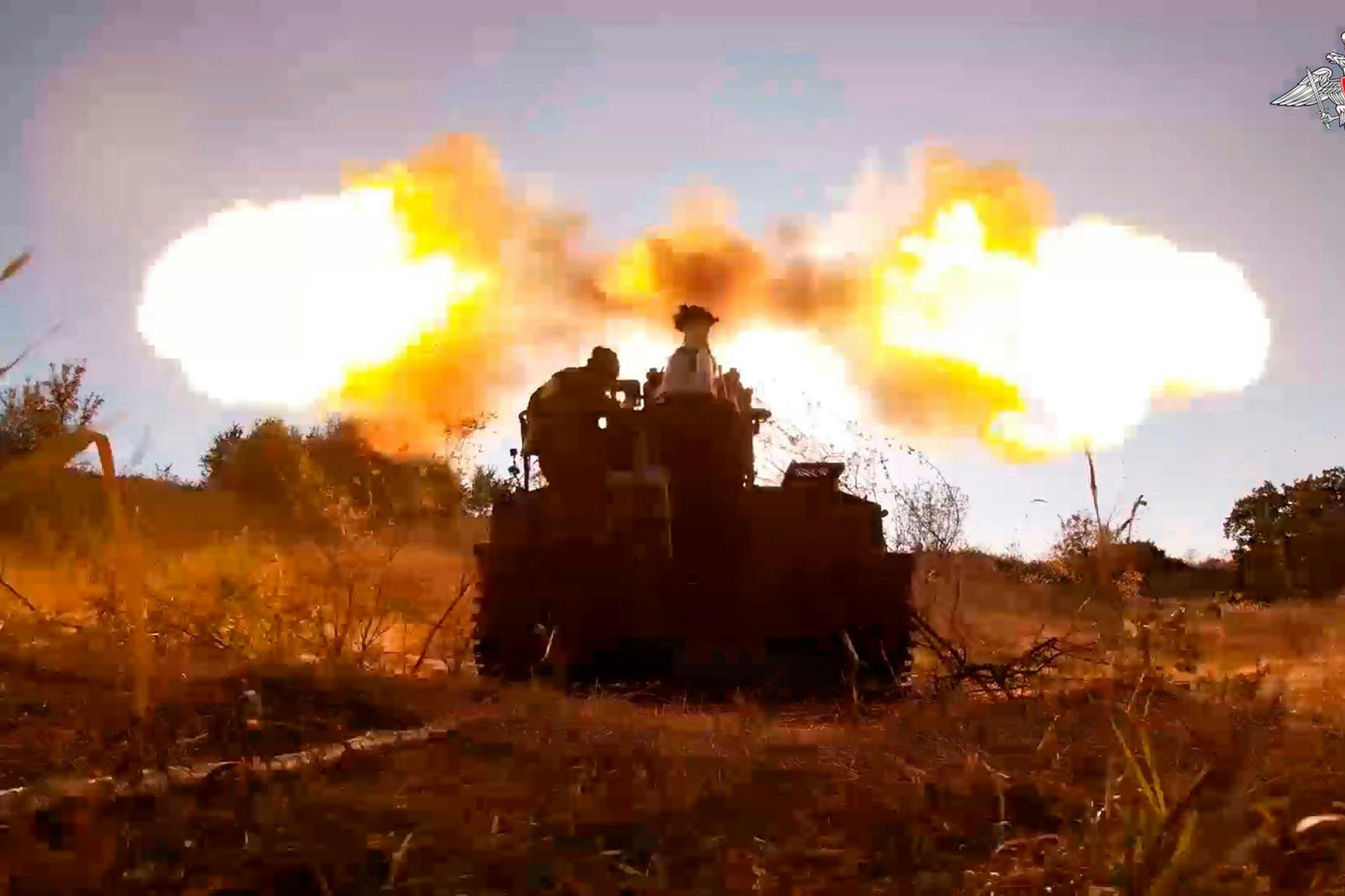Auf diesem vom russischen Verteidigungsministeriumveröffentlichten Standbild aus einem Video feuern russische Soldaten an einem ungenannten Ort im russisch-ukrainischen Grenzgebiet Kursk mit einer Giatsint-S-Selbstfahrlafette auf ukrainische Stellungen.