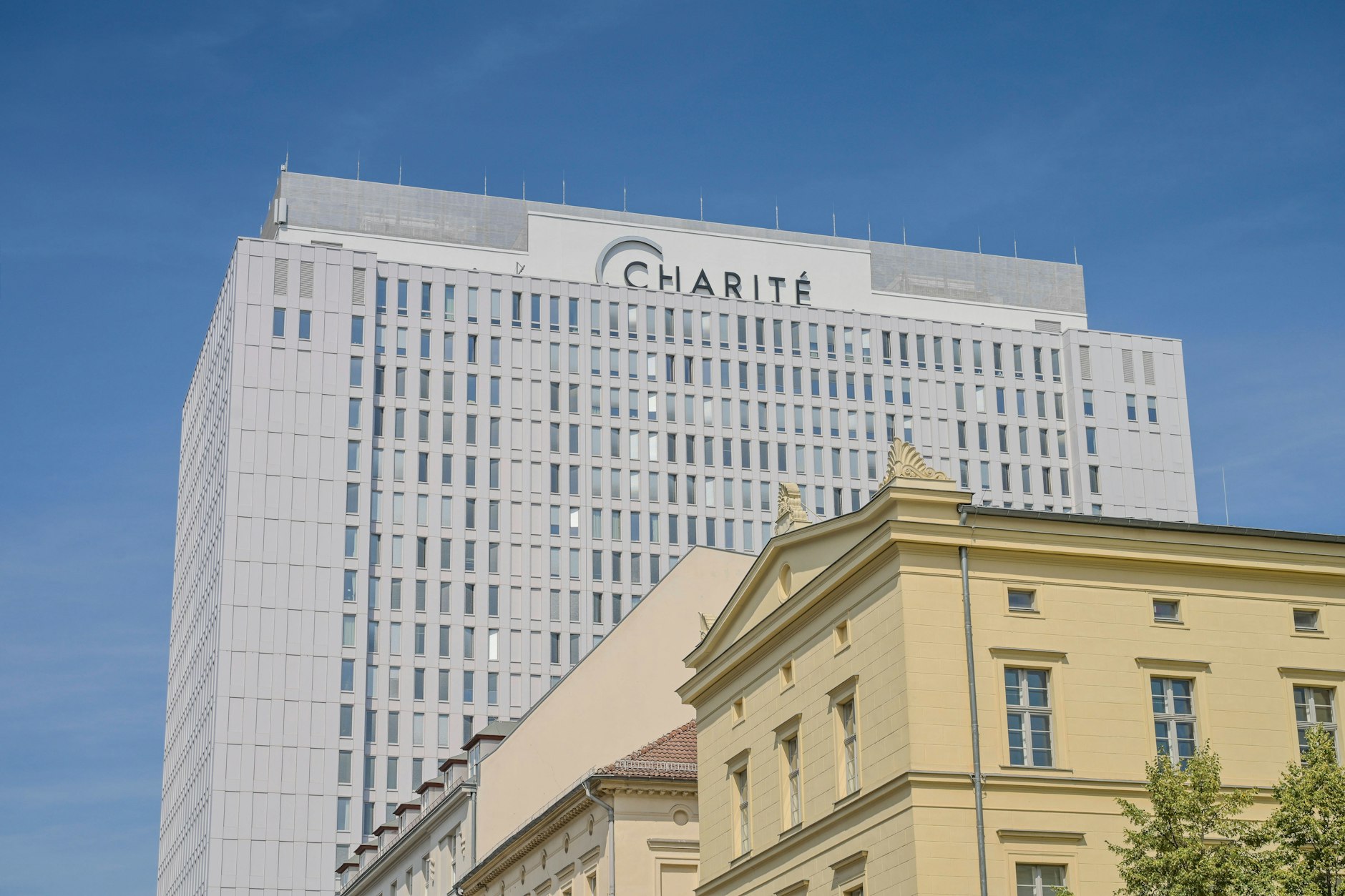 Das Bettenhaus der Charité. Auch hier arbeiten überforderte Medizinstudenten und zu wenig Ärzte.