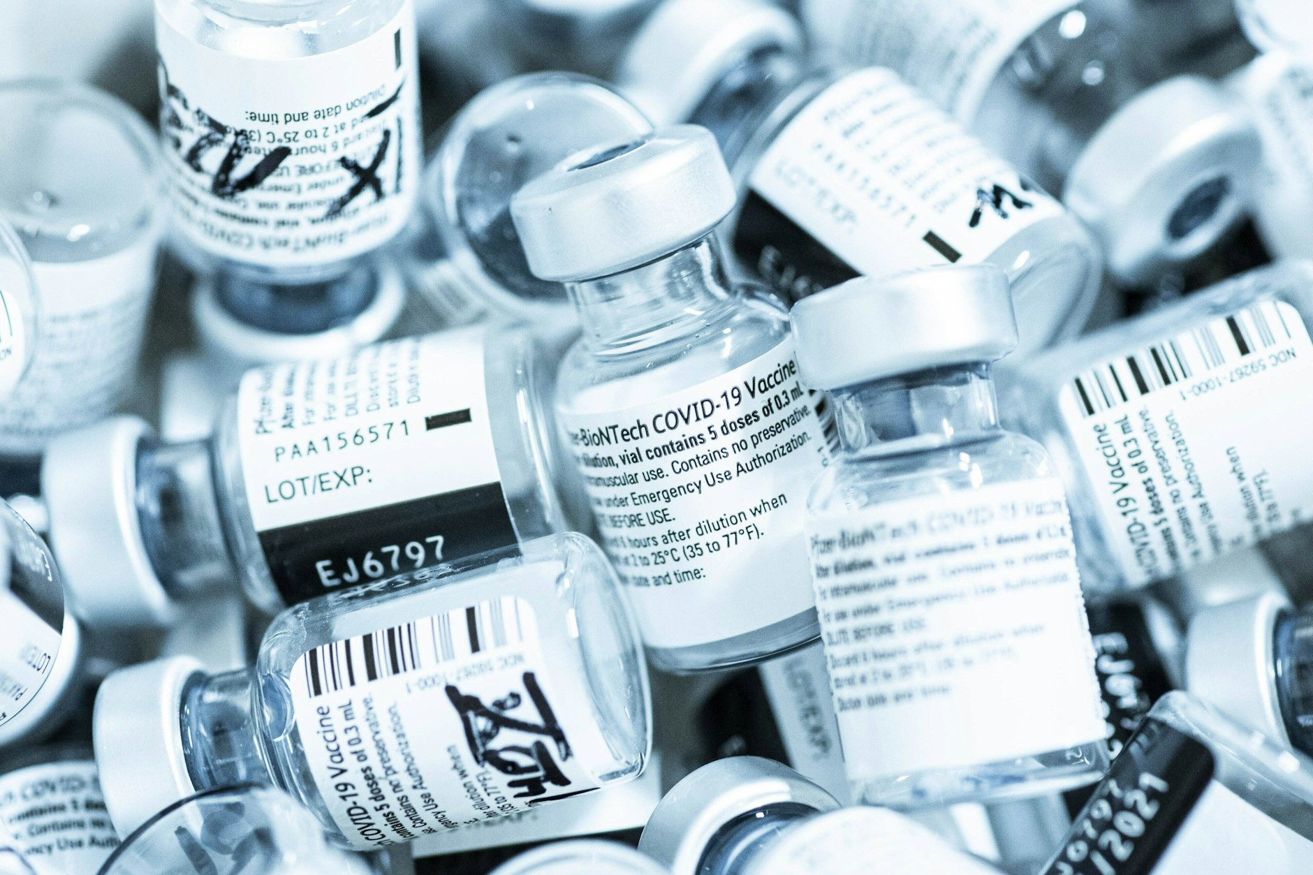 Leere Ampullen des Corona-Impfstoffs von Biontech und Pfizer