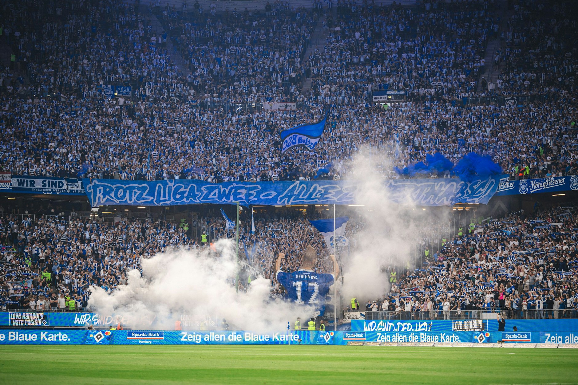 Fans von Hertha BSC nebeln ein wenig. Der Verein muss daher jetzt eine Strafe zahlen.