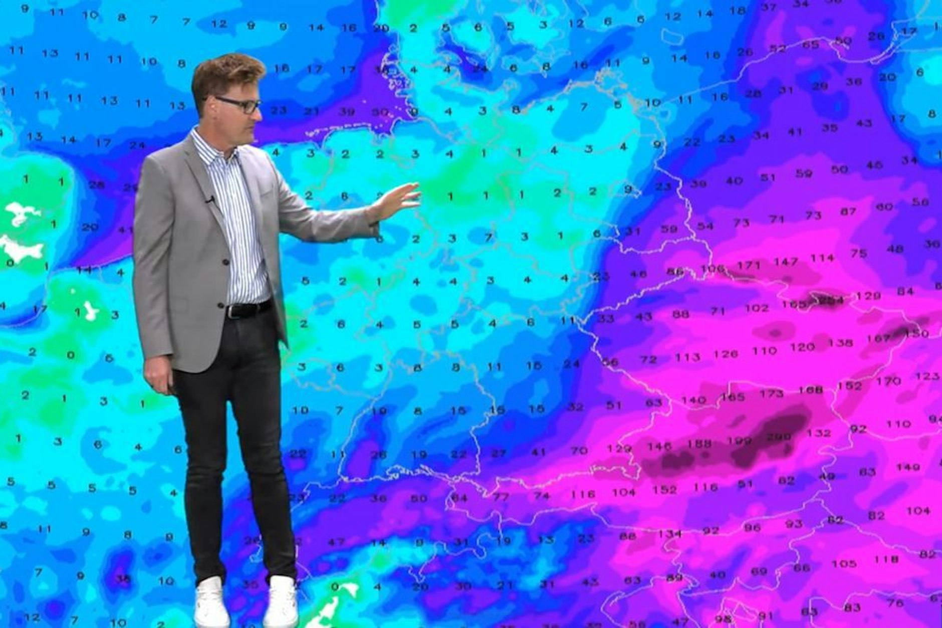 Dominik Jung von wetter.net zeigt das Mega-Regengebiet. 