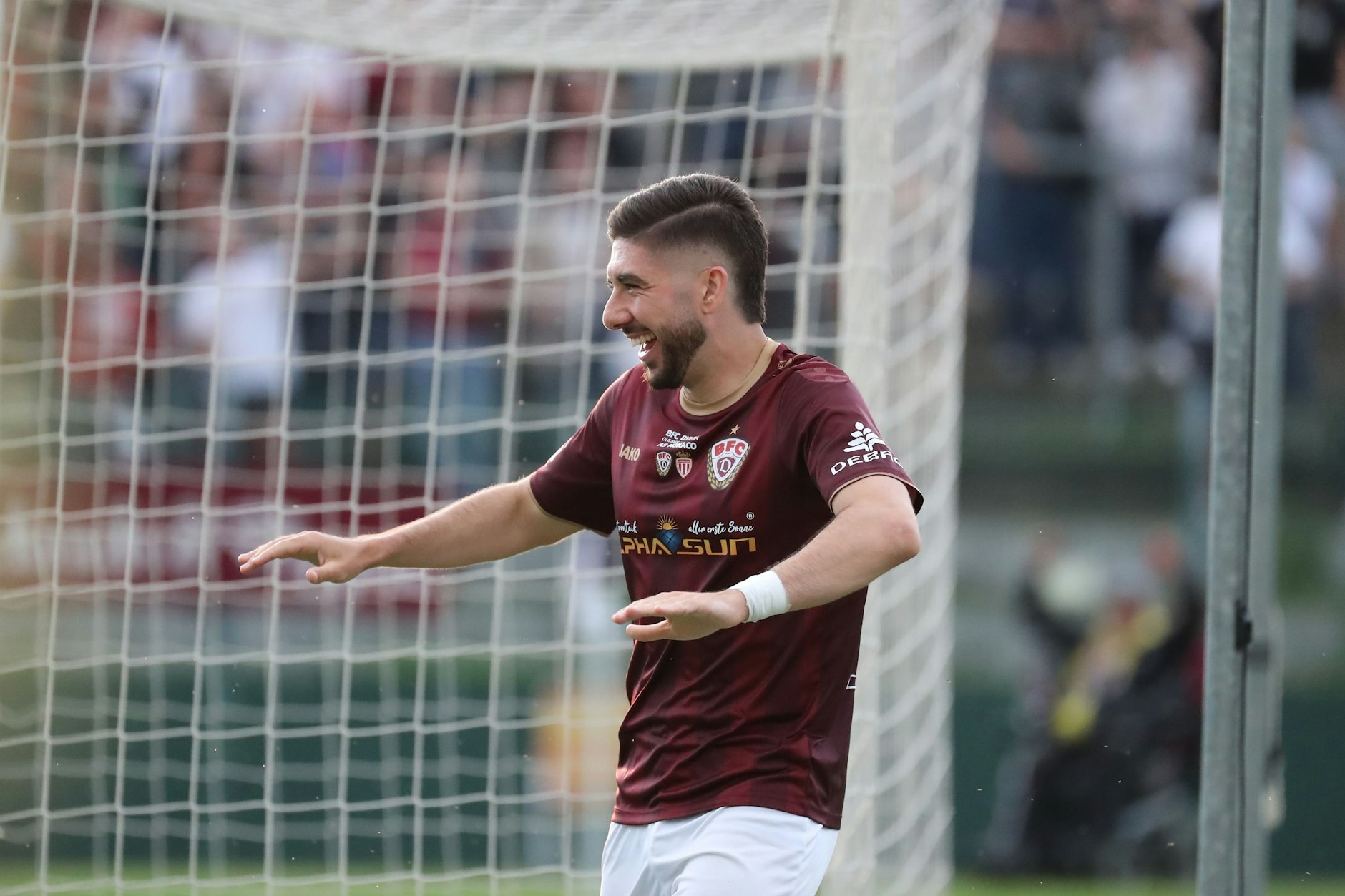 Dynamo-Stürmer Vasileios Dedidis freut sich übers 3:2 gegen den AS Monaco. Schon im Mai spielte der BFC mit dem Schriftzug des neuen Trikotsponsors.