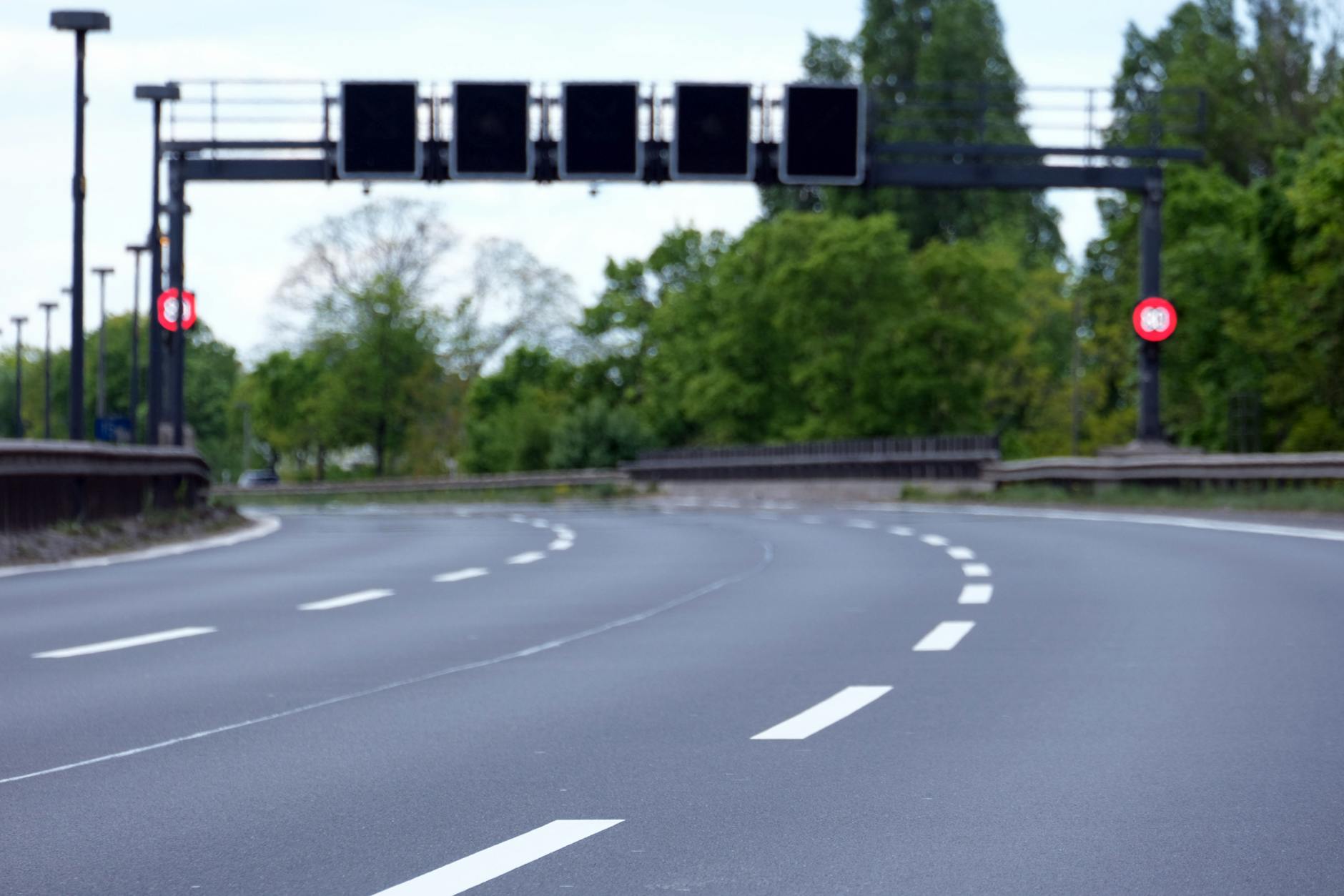 Gegen den Weiterbau der A100 demonstrieren Klimaaktivisten in Berlin.