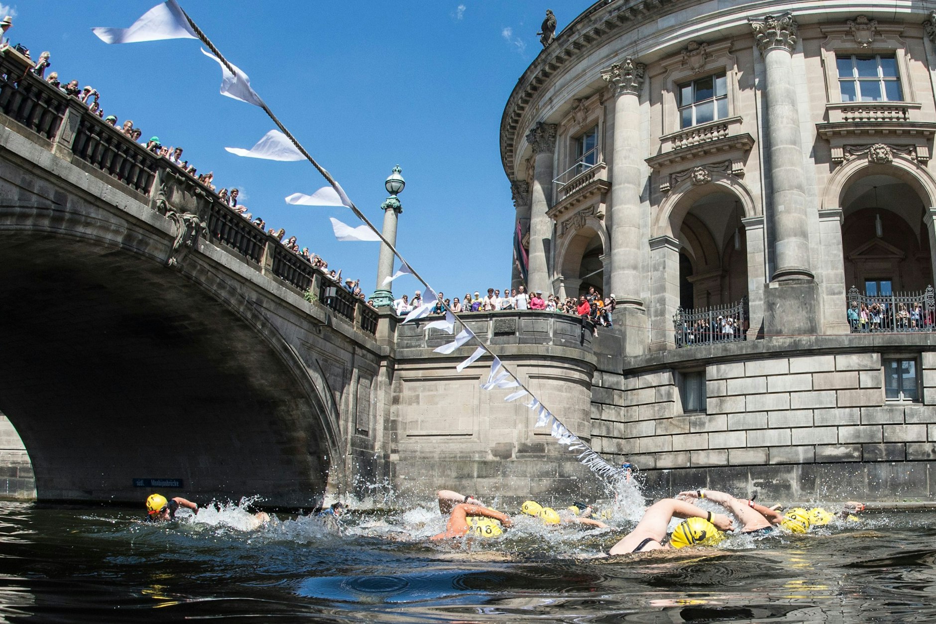 Vom Bodemuseum direkt in die Spree. Das letzte große Schwimmen auf der Museumsinsel wurde von Flussbad e.V. im Sommer 2018 organisiert.