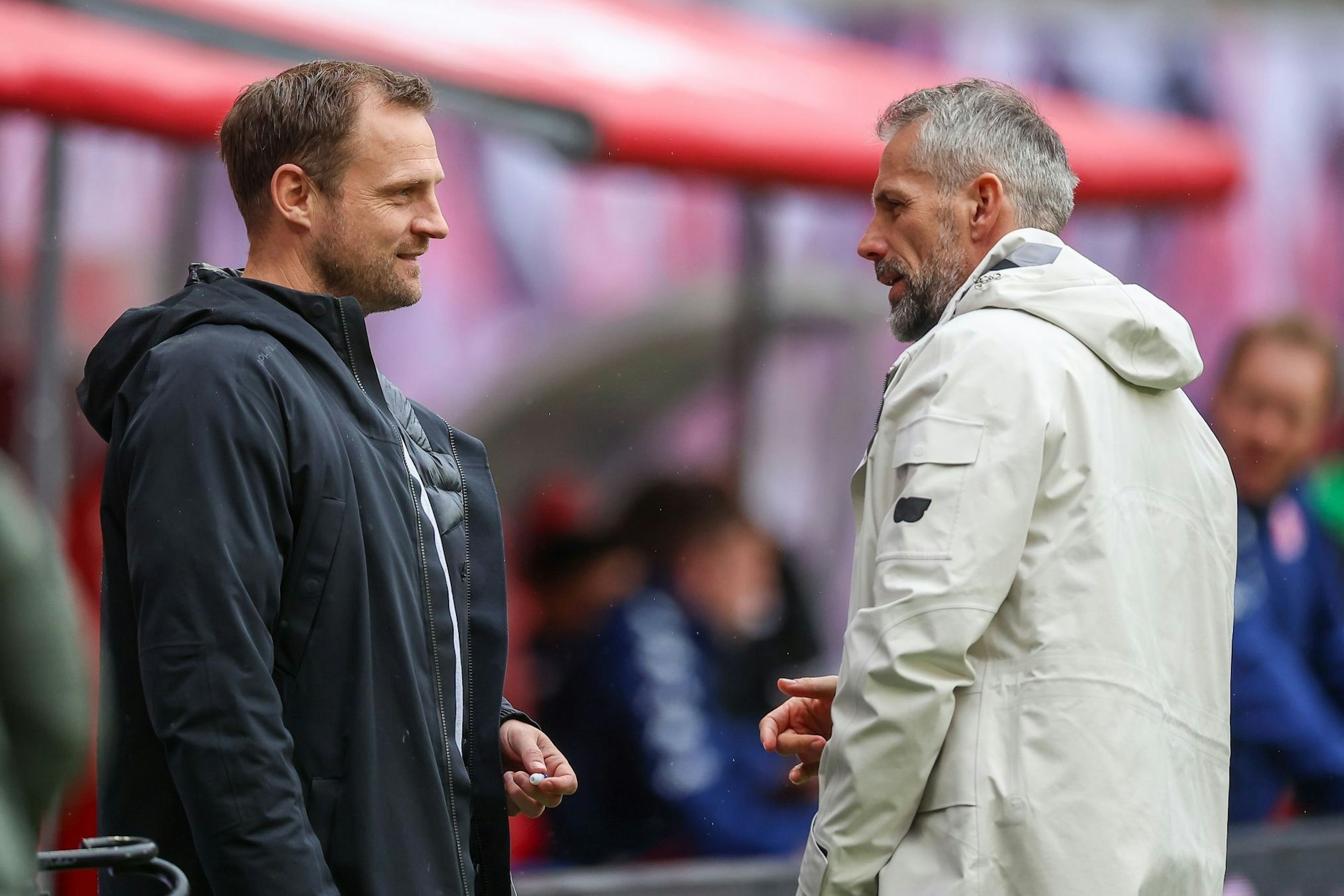 Bo Svensson (l.) und Marco Rose sorgen vielleicht für ein Bundesliga-Novum. Zwei Cheftrainer sind beim Spiel nicht dabei. 