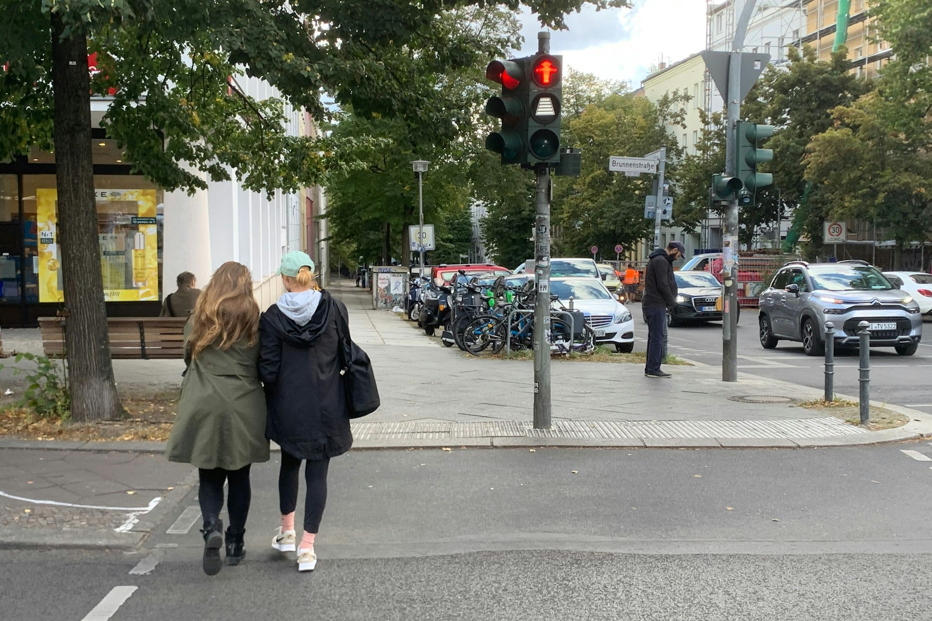 Die Countdown-Ampel an der Brunnenstraße: Fußgänger haben schon Rot, die Balkenanzeige darunter soll die ablaufende Zeit deutlich machen, bis die Fußgänger die Straße verlassen haben müssen.