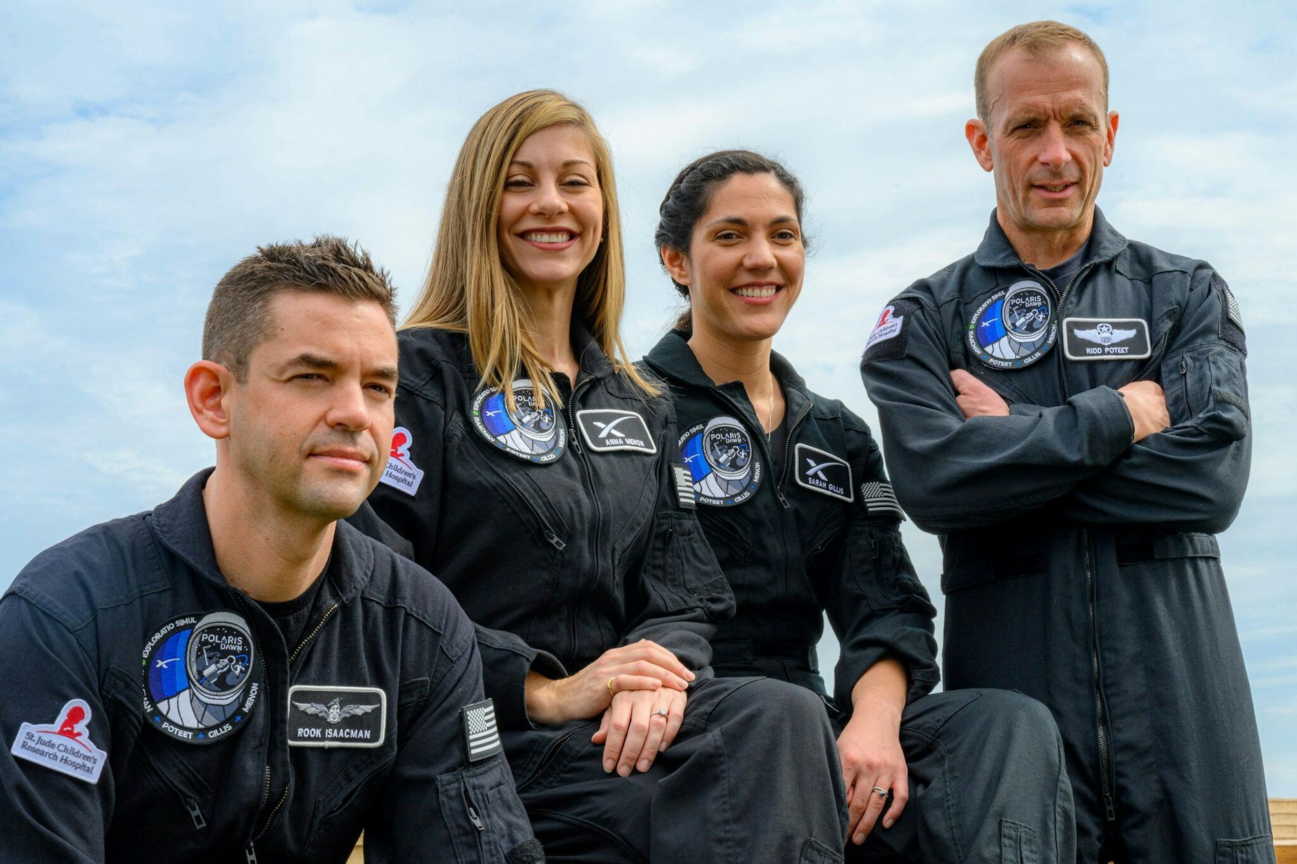 Jared Isaacman (l-r), Tech-Unternehmer, Anna Menon und Sarah Gillis, SpaceX-Mitarbeiterinnen, und Scott Poteet, pensionierter Oberstleutnant der Air Force.&nbsp;