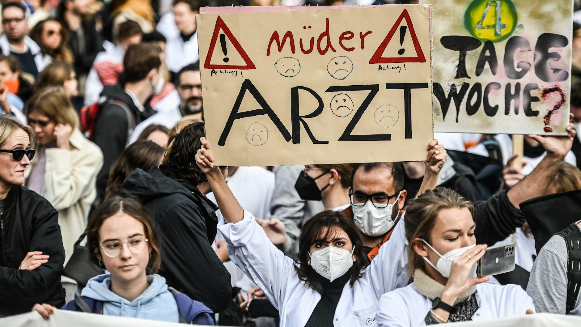 Müde und ausgebrannt: Charité-Ärzte demonstrieren für bessere Bedingungen.