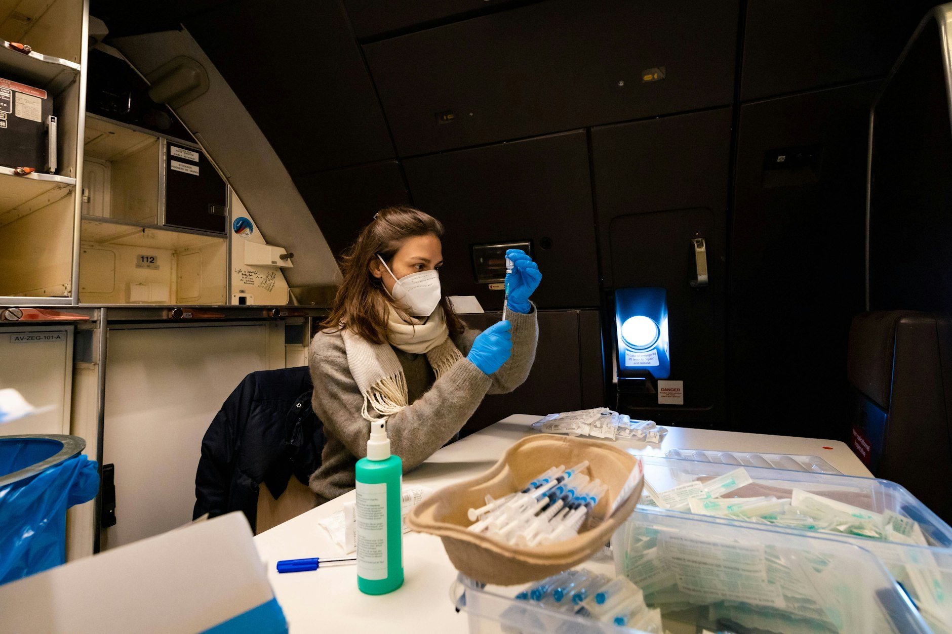 Eine Helferin bereitet eine Impfspritze vor.&nbsp;