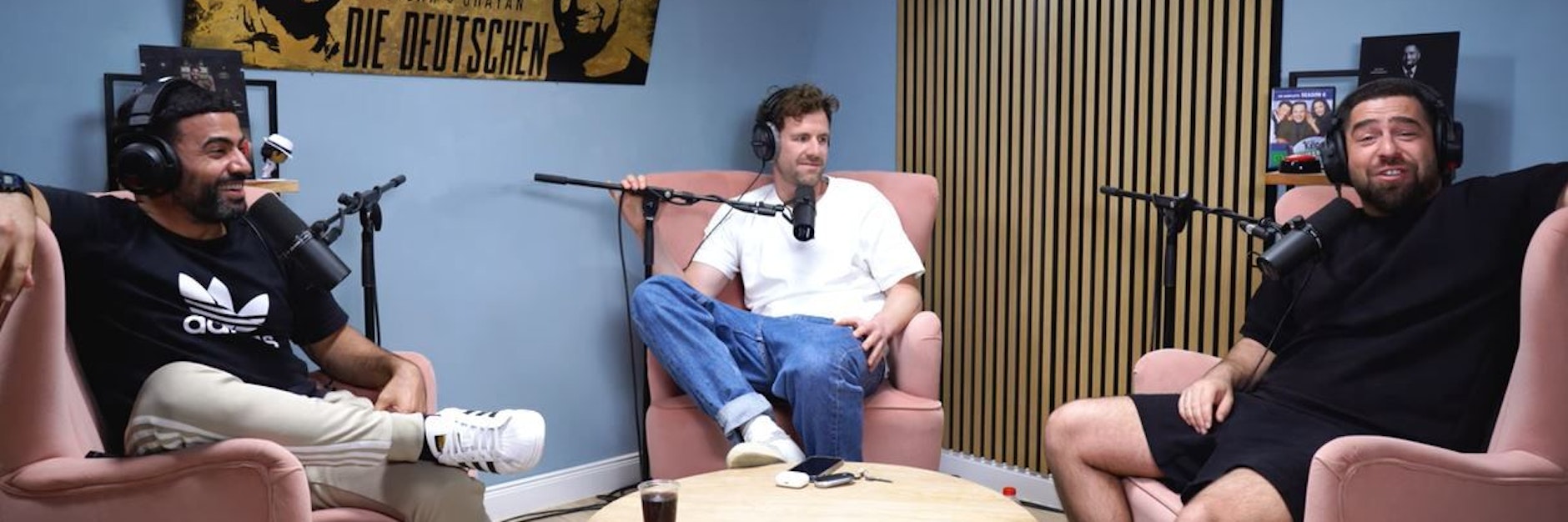 Luke Mockridge bei der Podcast.-Aufnahme mit Nizar Akremi (links) und Shayan Garcia (rechts).