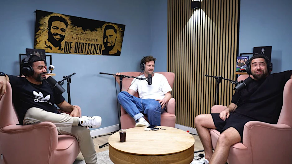 Luke Mockridge bei der Podcast.-Aufnahme mit Nizar Akremi (links) und Shayan Garcia (rechts).