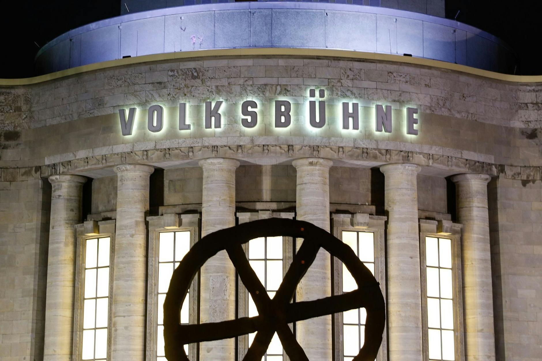 Ansicht der Volksbühne am Abend