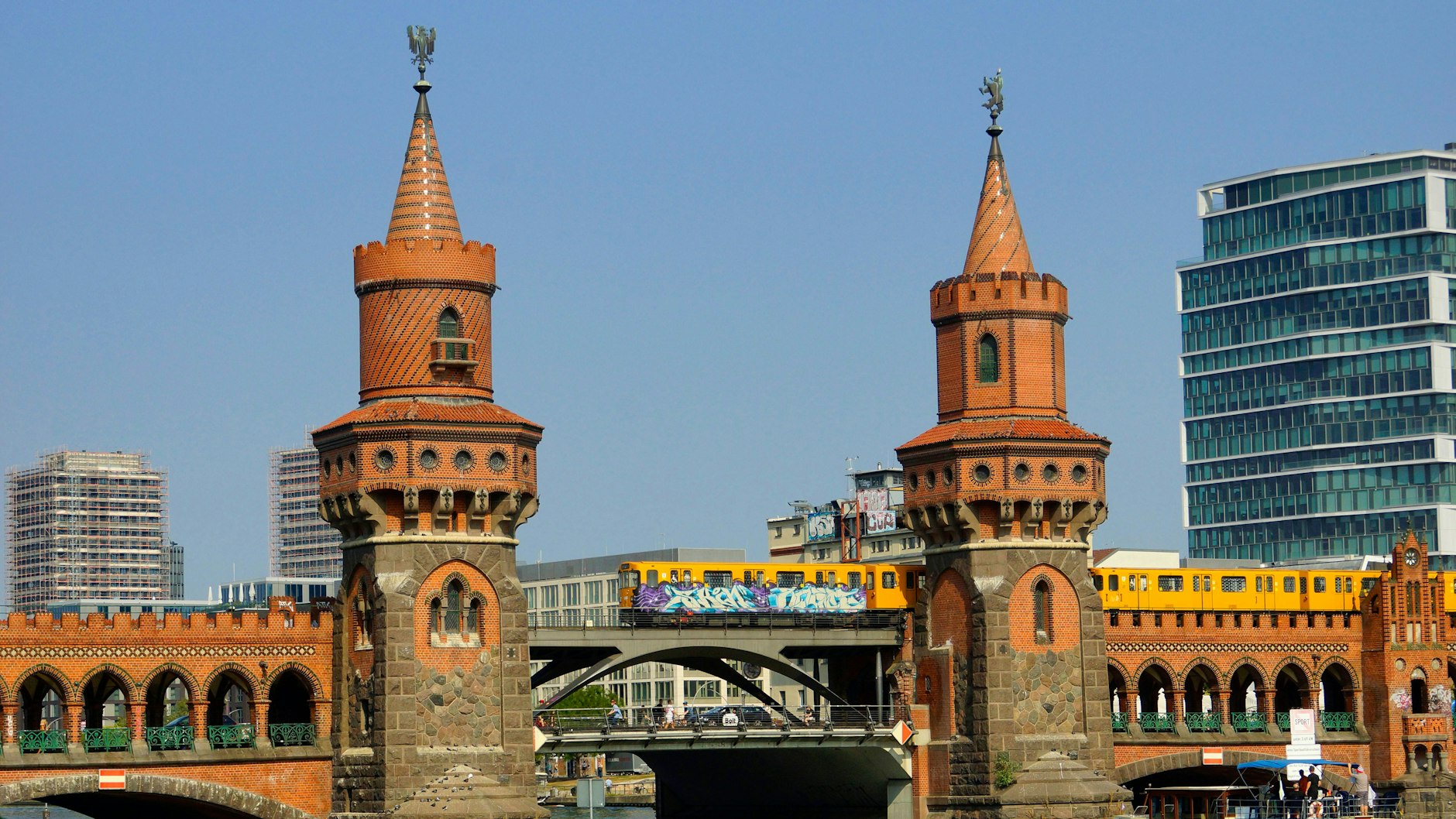 Die Oberbaumbrücke in Berlin ist viel befahren. Aber ist sie auch sicher?