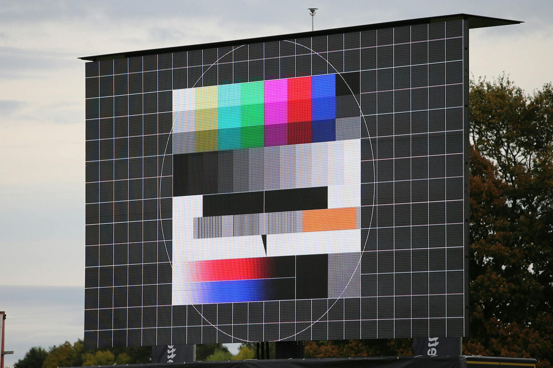 Auf einer Großleinwand ist ein Testbild zu sehen.