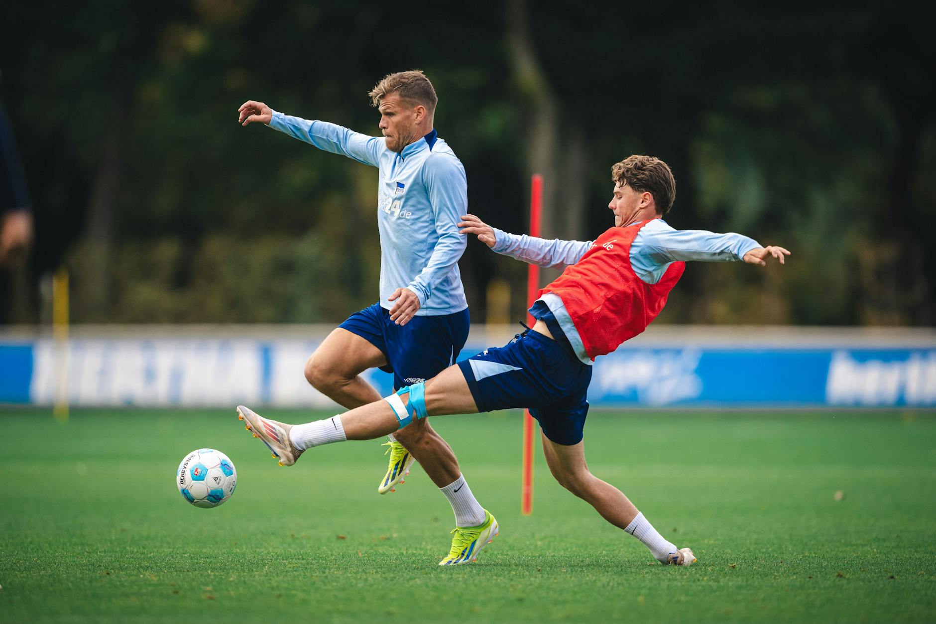 Linus Gechter (r.), hier im Duell mit Florian Niederlechner, stand in dieser Woche schon wieder auf dem Trainingsplatz von Hertha BSC.