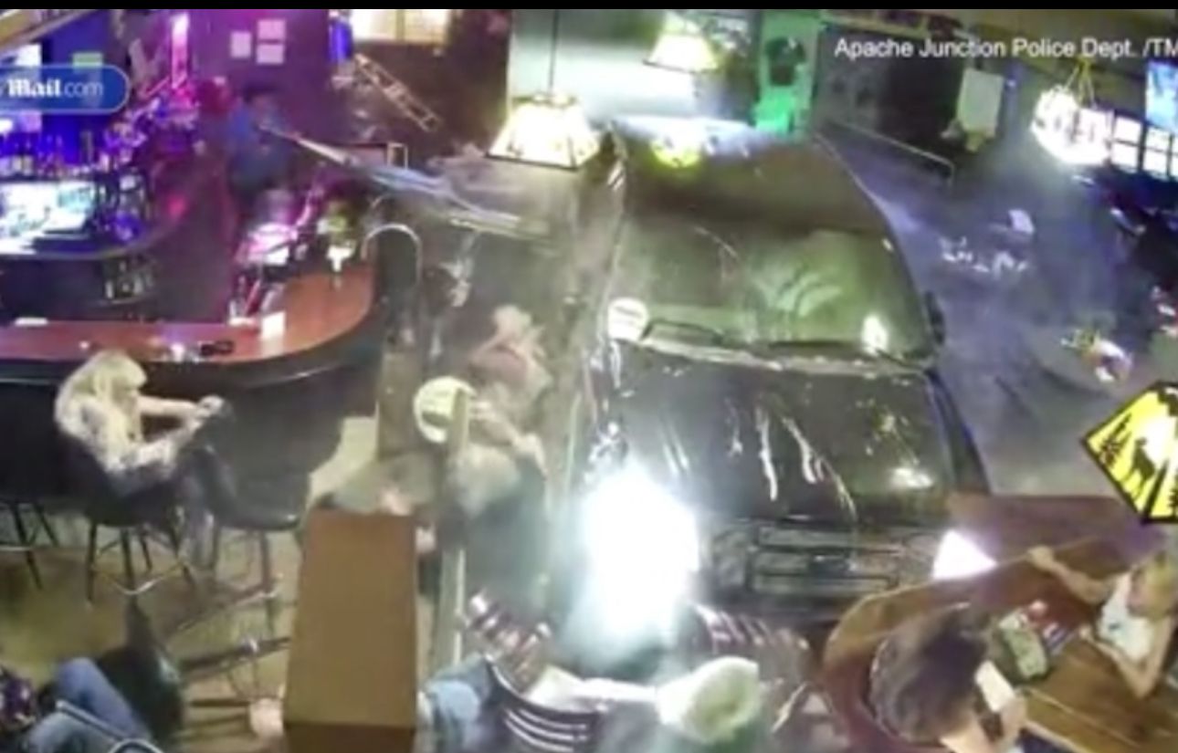 Hier kracht ein Betrunkener mit seinem SUV in eine Bar – 30 Verletzte!