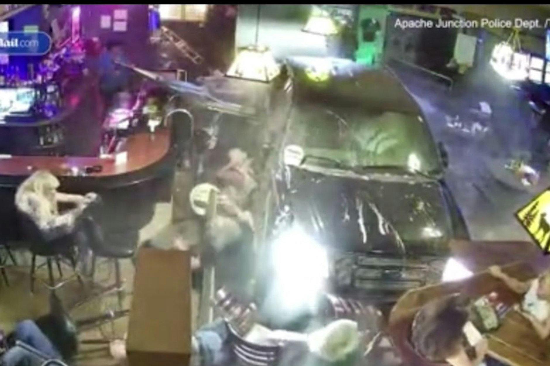 Im Suff krachte der SUV-Fahrer in die vollbesetzte Bar.