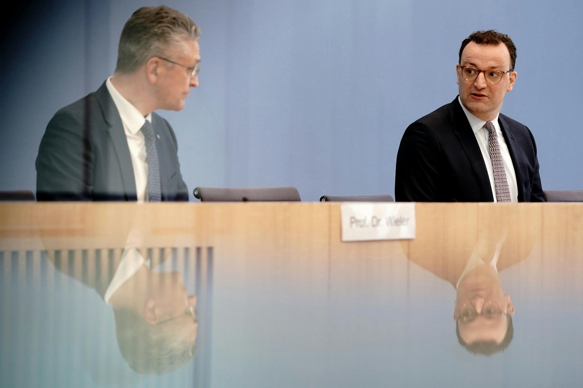 Jens Spahn, Bundesminister für Gesundheit, und Lothar H. Wieler, Präsident des Robert-Koch-Instituts (RKI), geben eine Pressekonferenz zur aktuellen Corona-Lage, 2021.