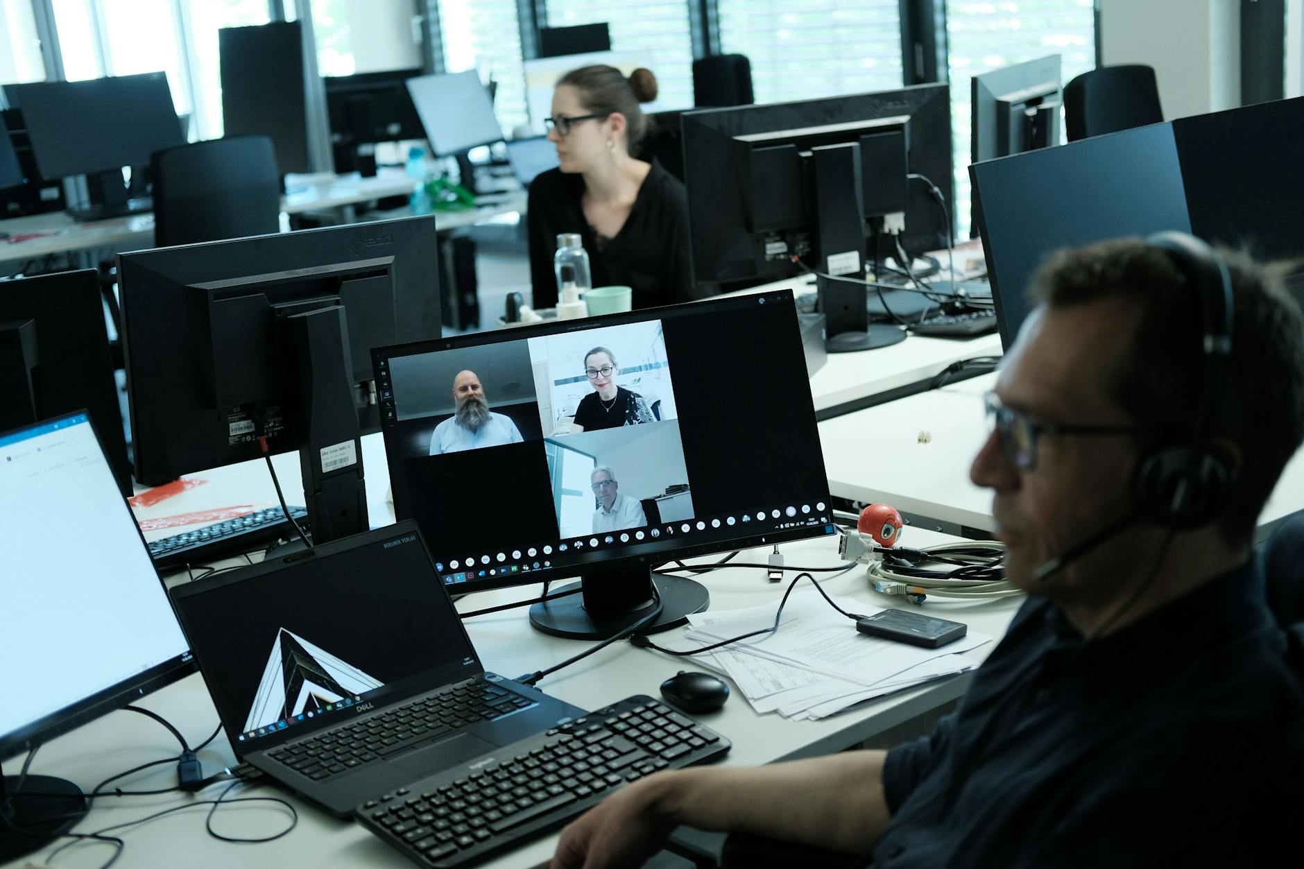 Publish or perish: Managing Director Jan Schmidt (re.) überprüft ein Software-Update. 