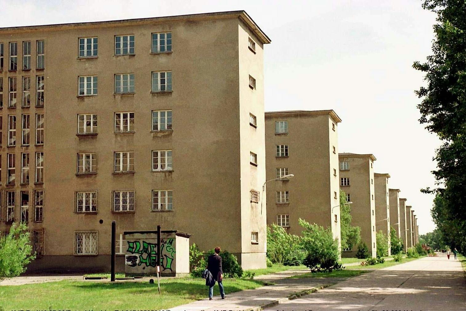 Das ehemalige KdF-Bad in Prora auf der Insel Rügen wurde einst für 20.000 Urlauber im Dritten Reich geplant und als Rohbau errichtet. Die DDR stellte den Bau als Kasernenkomplex für die NVA fertig.