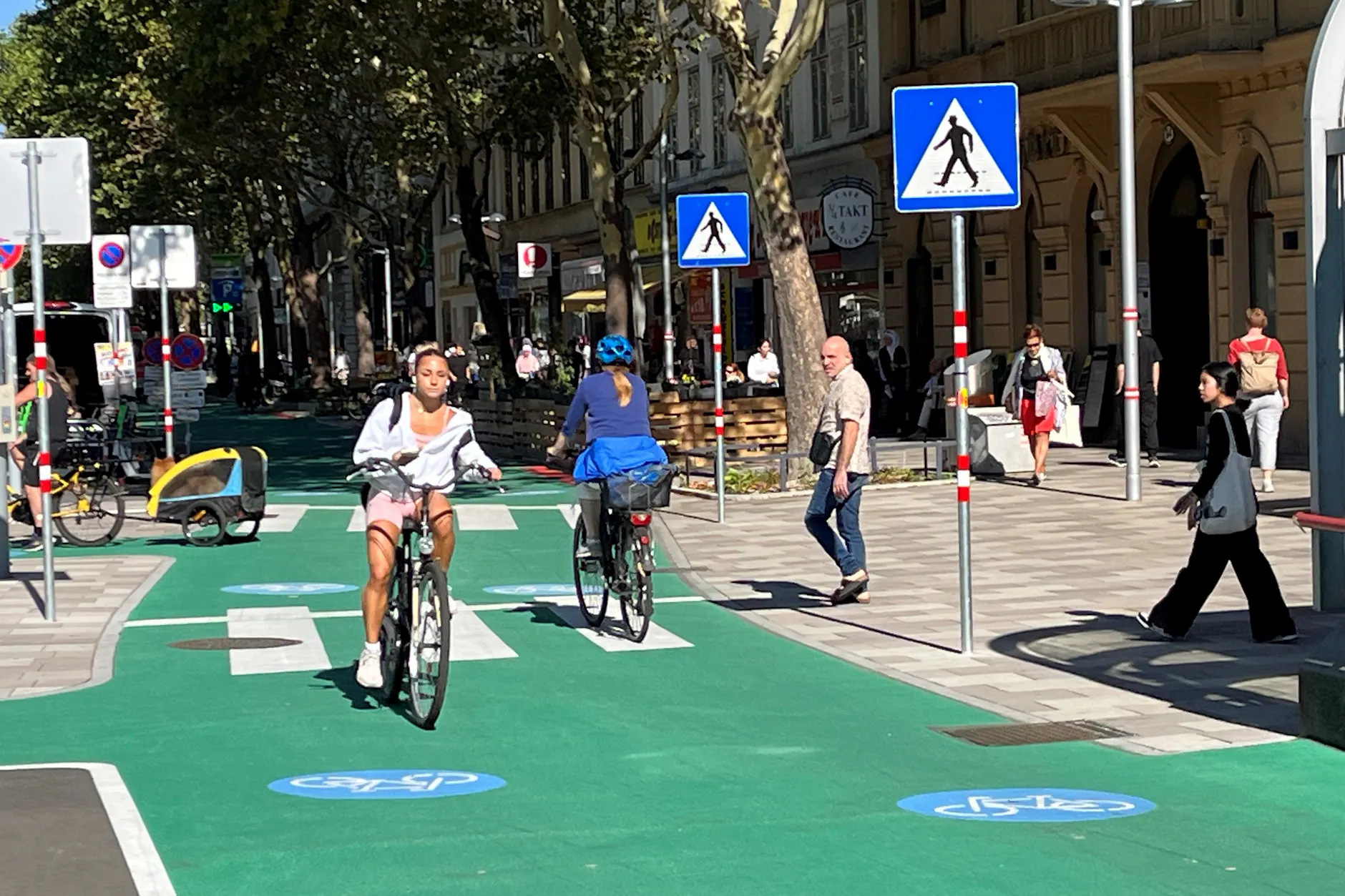 Neue Radinfrastruktur in der Praterstraße in Wien: Einst fuhren hier Autos. Dann wurde der rechte Fahrstreifen aufgehoben und Teil eines breiten „Rad-Highways“ von der City in den Nordosten.