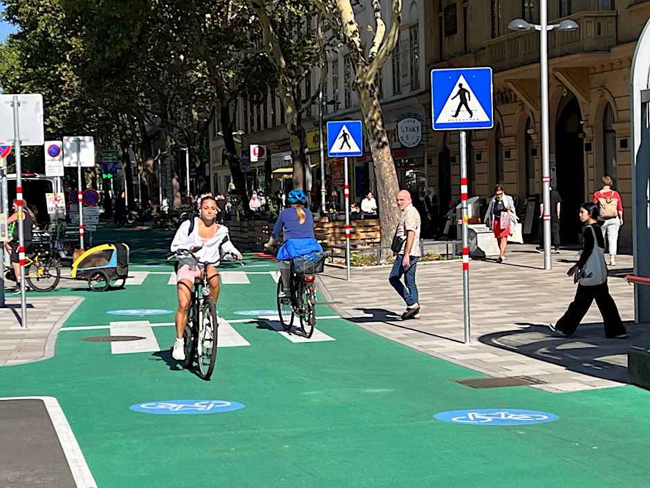 Neue Radinfrastruktur in der Praterstraße in Wien: Einst fuhren hier Autos. Dann wurde der rechte Fahrstreifen aufgehoben und Teil eines breiten „Rad-Highways“ von der City in den Nordosten.