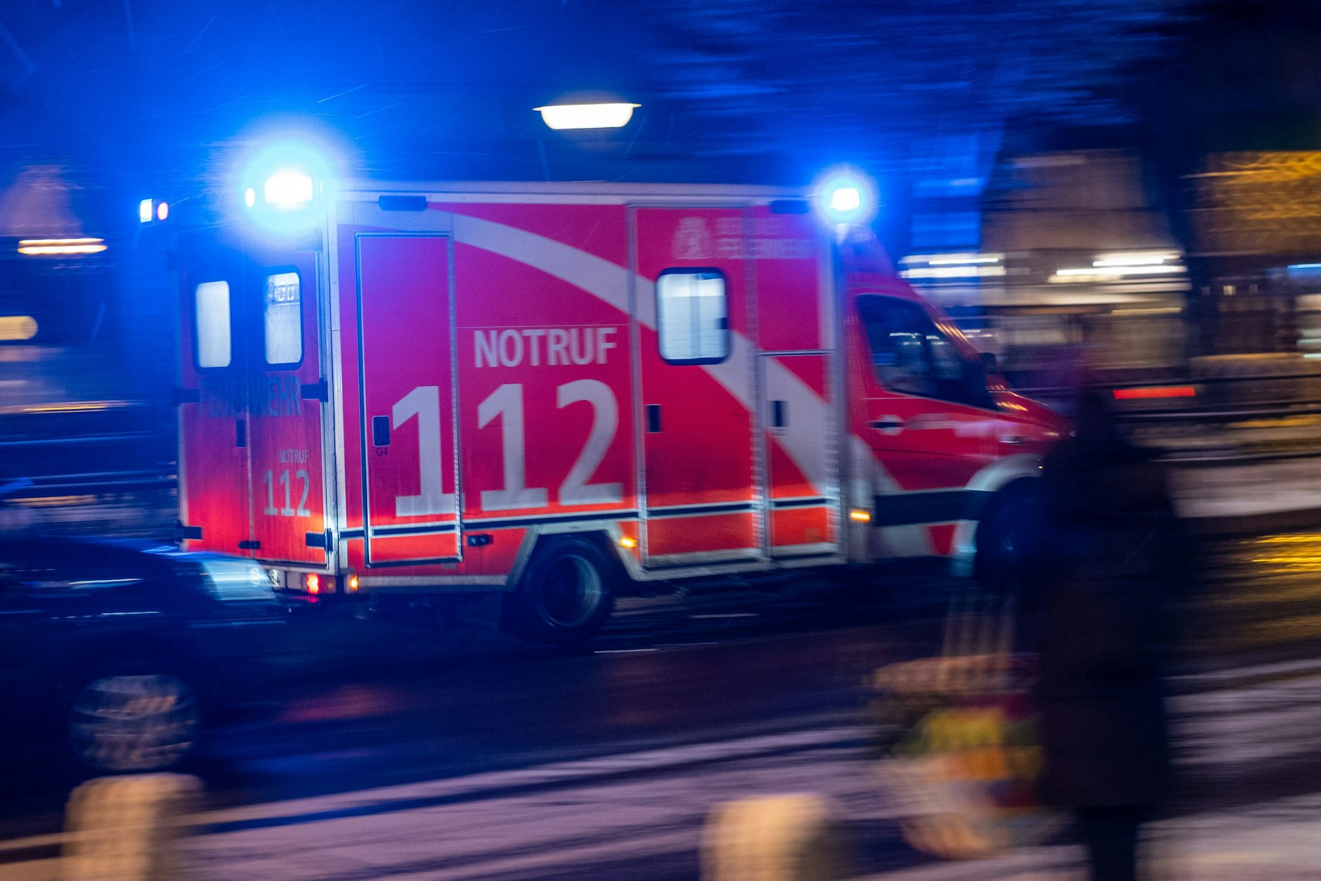Rettungswagen der Berliner Feuerwehr fährt mit Blaulicht durch Berlin.&nbsp;