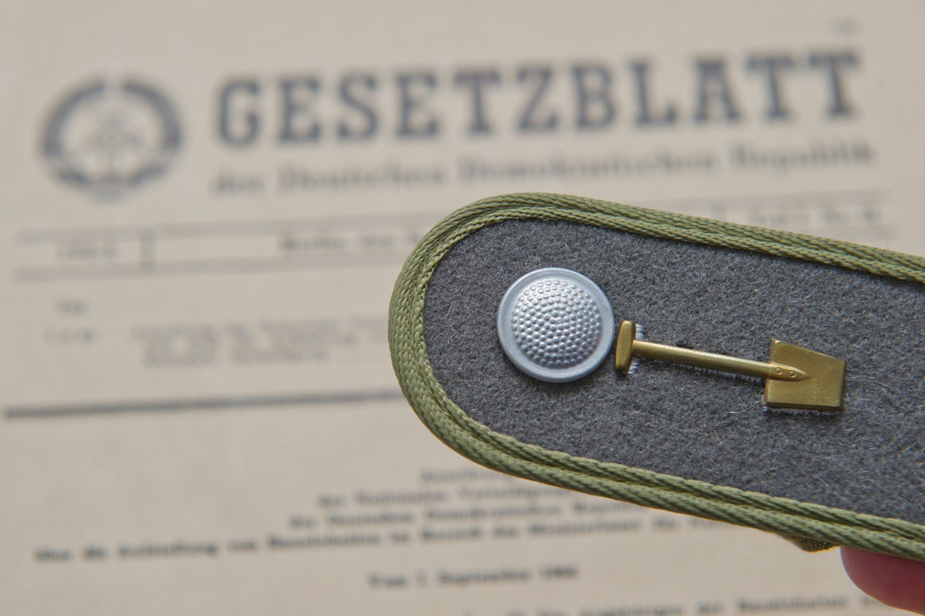 Schulterklappe der Baueinheit der NVA