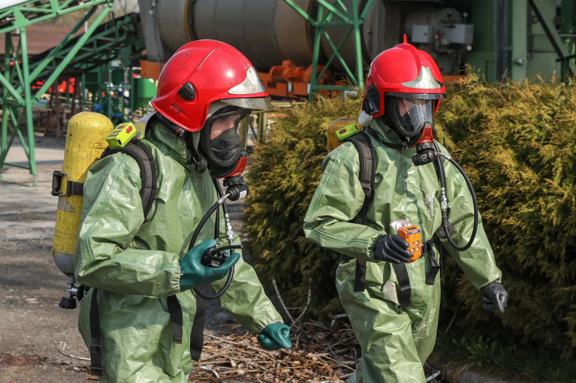 Polnische Feuerwehrmänner in Schutzkleidung (Illustration).