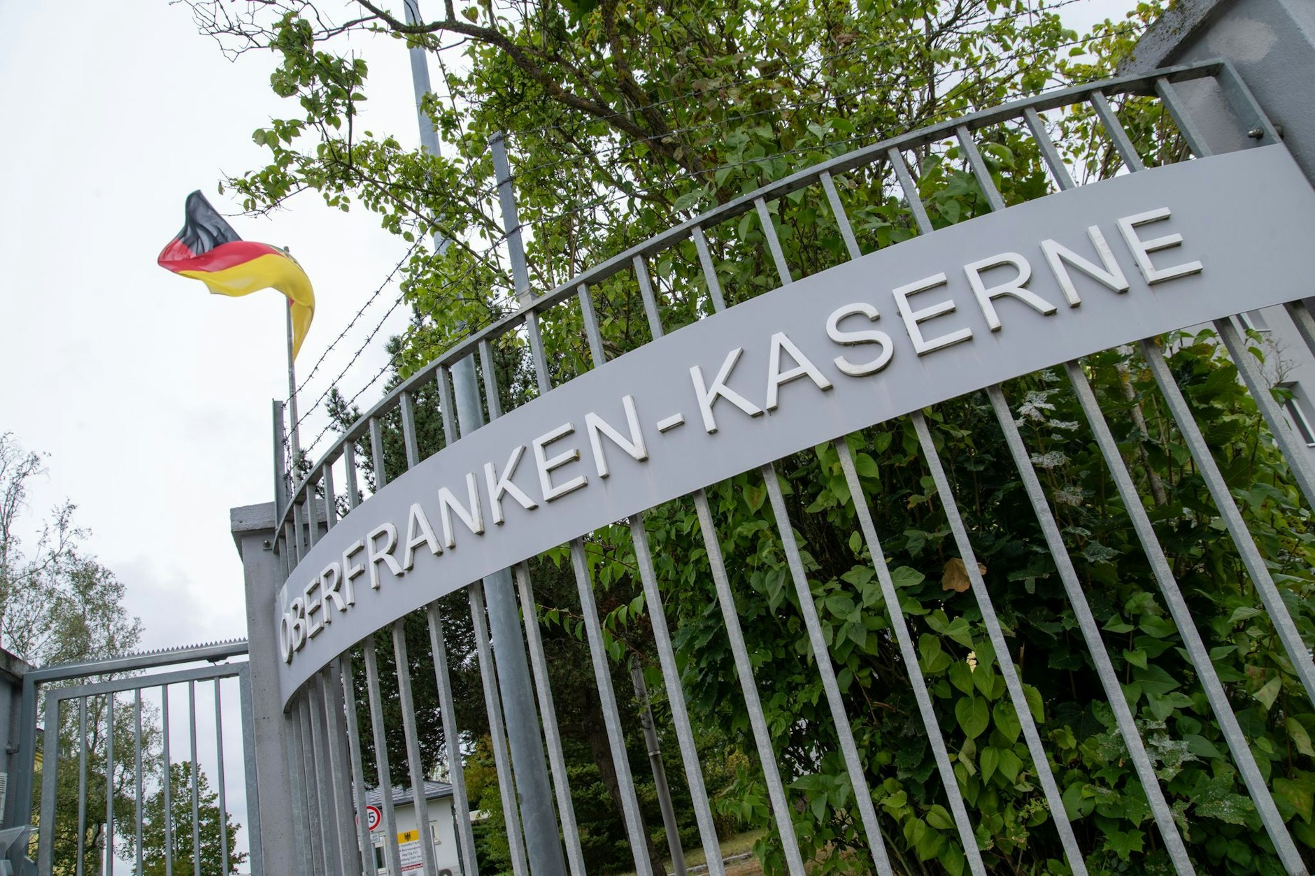 Eingang der Oberfranken-Kaserne in Hof. Ermittler in Bayern haben einen 27 Jahre alten Syrer wegen Anschlagsplänen auf Bundeswehrsoldaten in Oberfranken festgenommen.